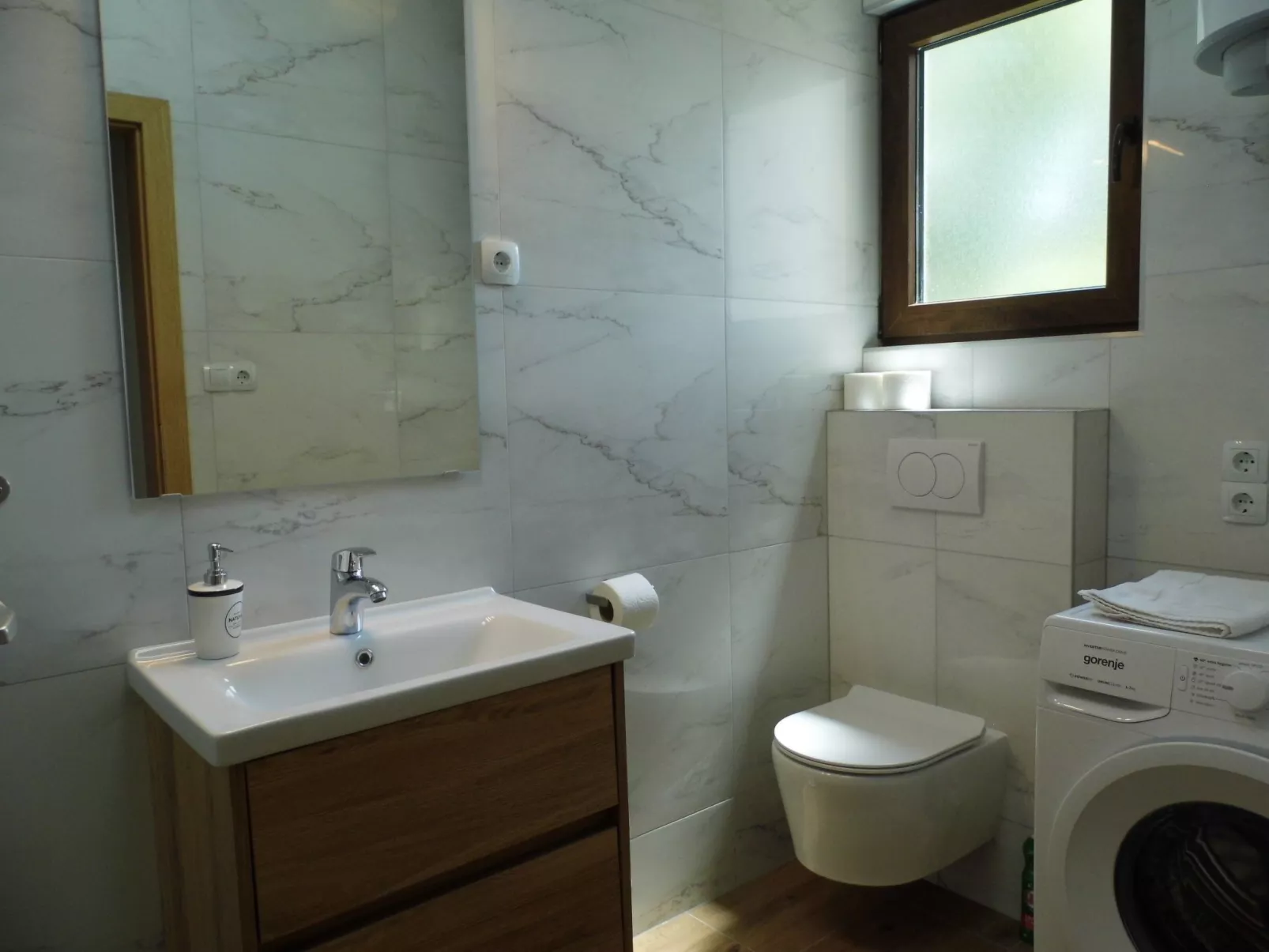 Schöne und moderne, voll ausgestattete Wohnung in ruhiger Lage