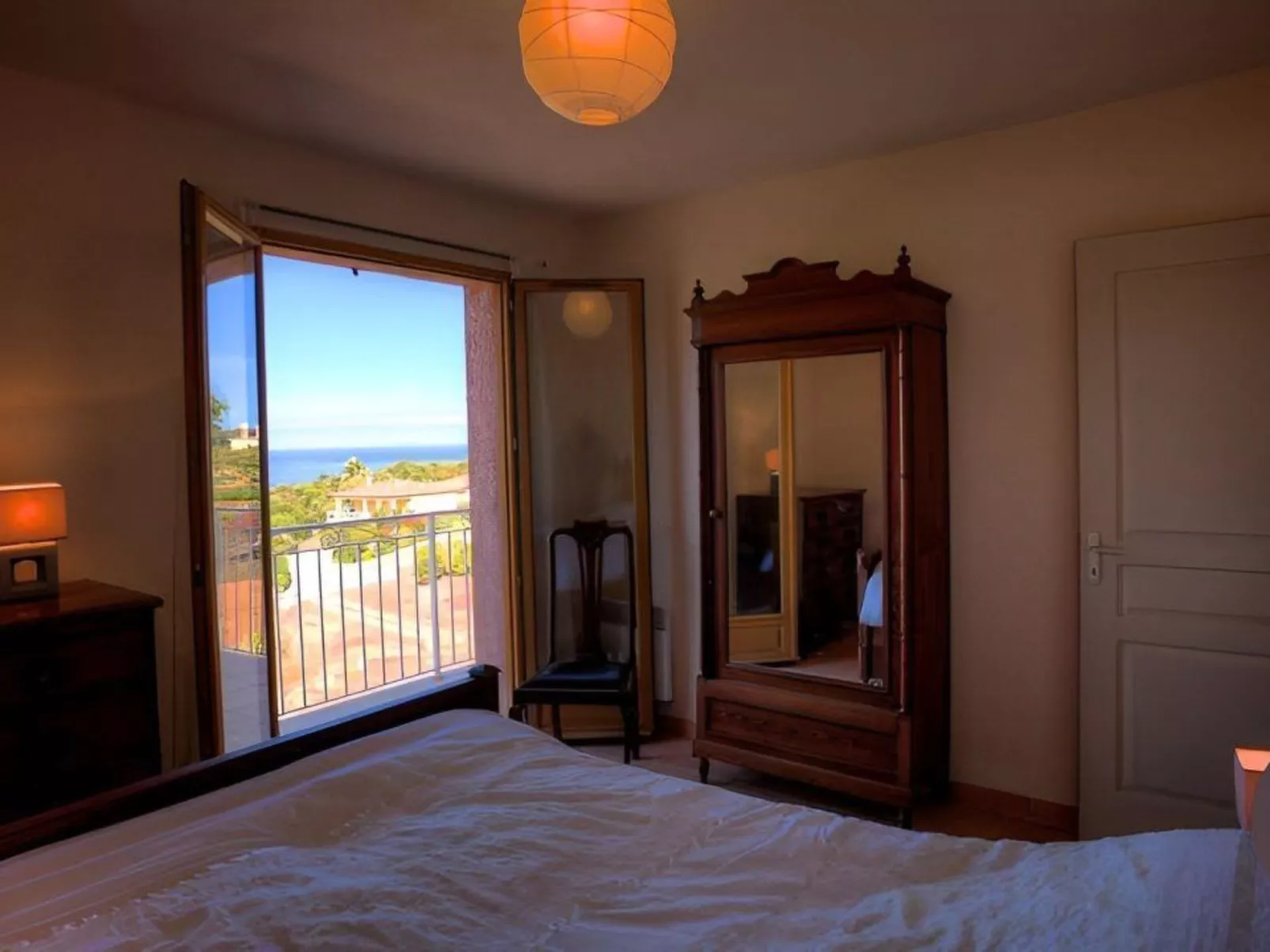 Haus in der Nähe von Meer und Bergen, atemberaubende Aussicht.