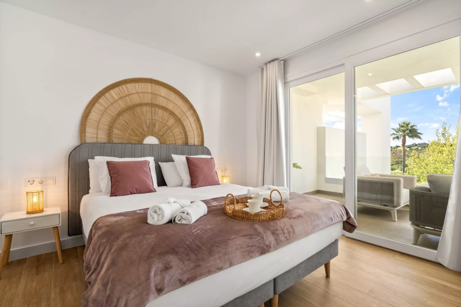 Stylish 2-Bed Apartment - ALCAZABA LAGOON (2115)