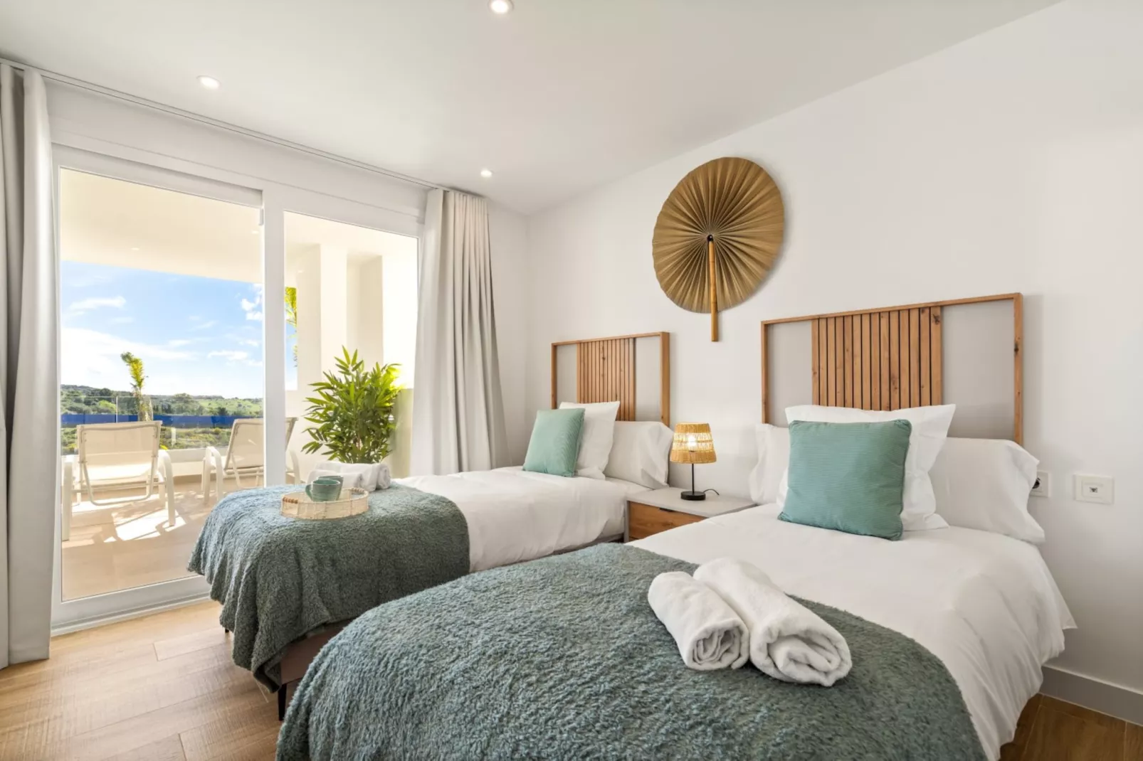 Stylish 2-bed Apartment ALCAZABA LAGOON (2011)