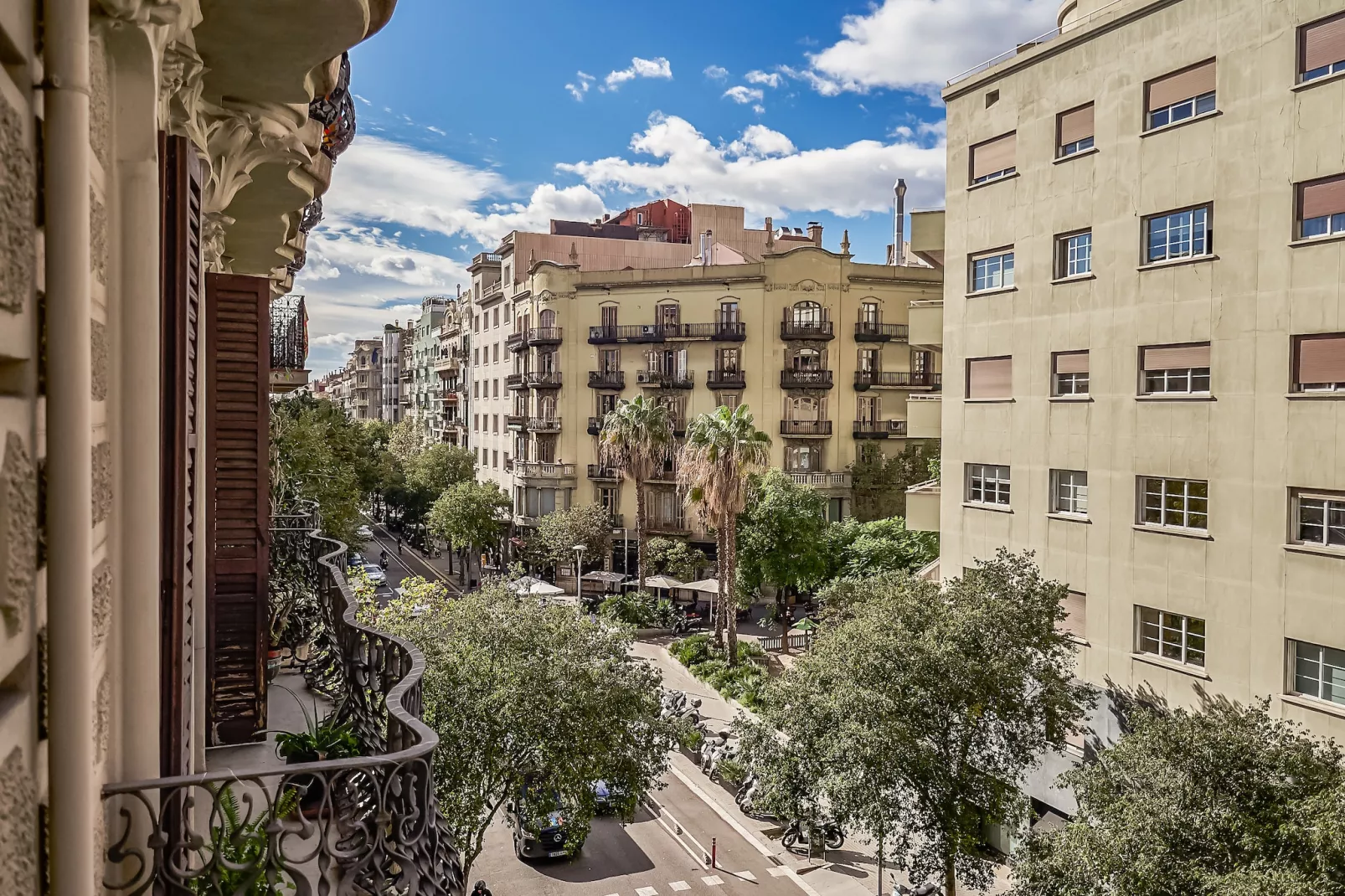 Rambla Paris Apartment - View in summer