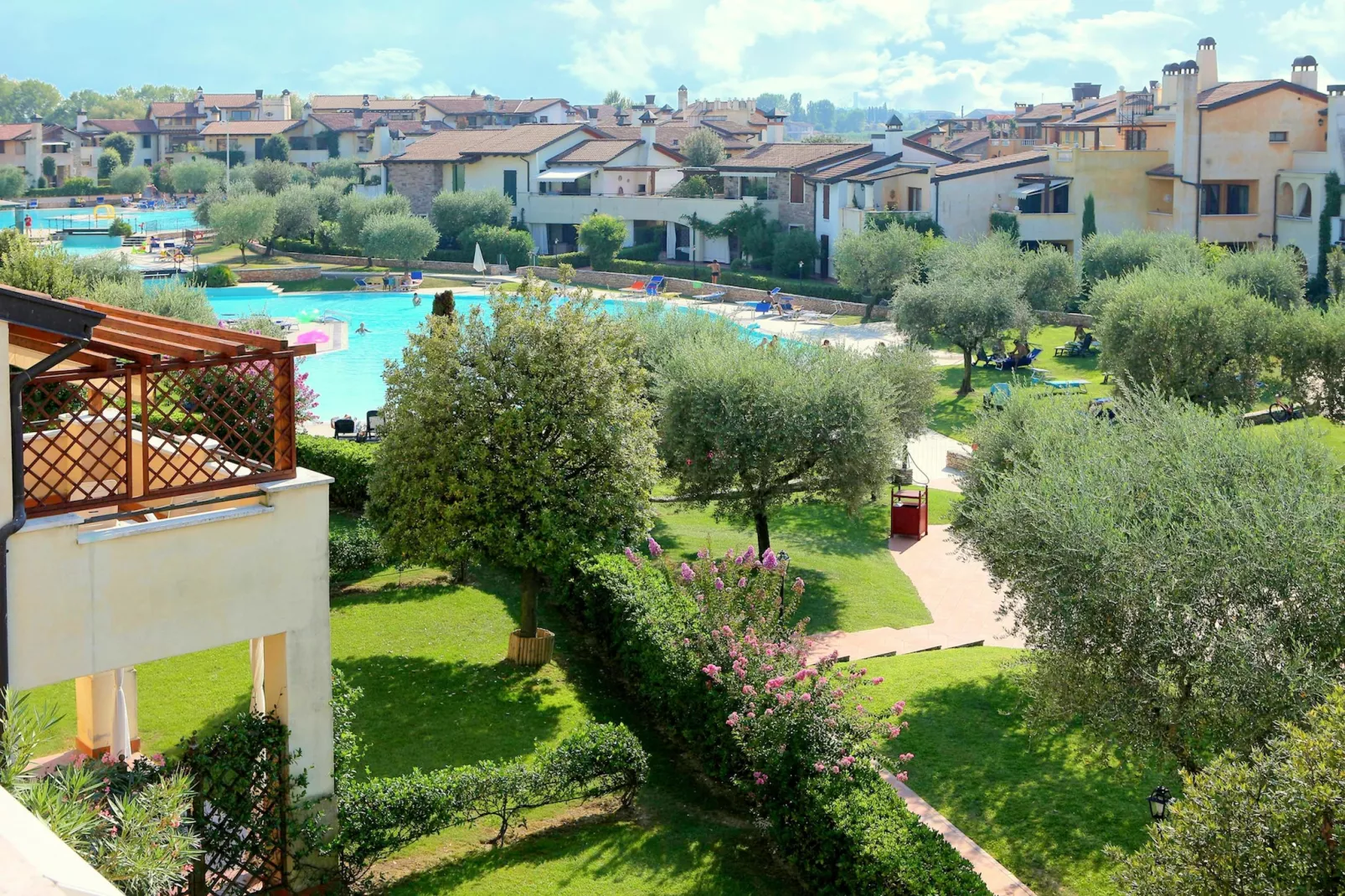 Garda Resort T6 PT Sup - Gardens in summer