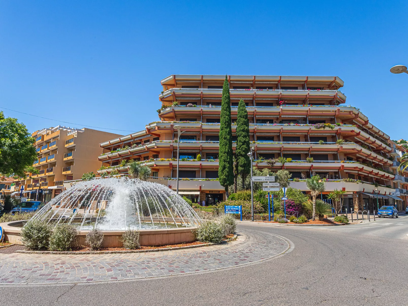 Le Diamant - Outside