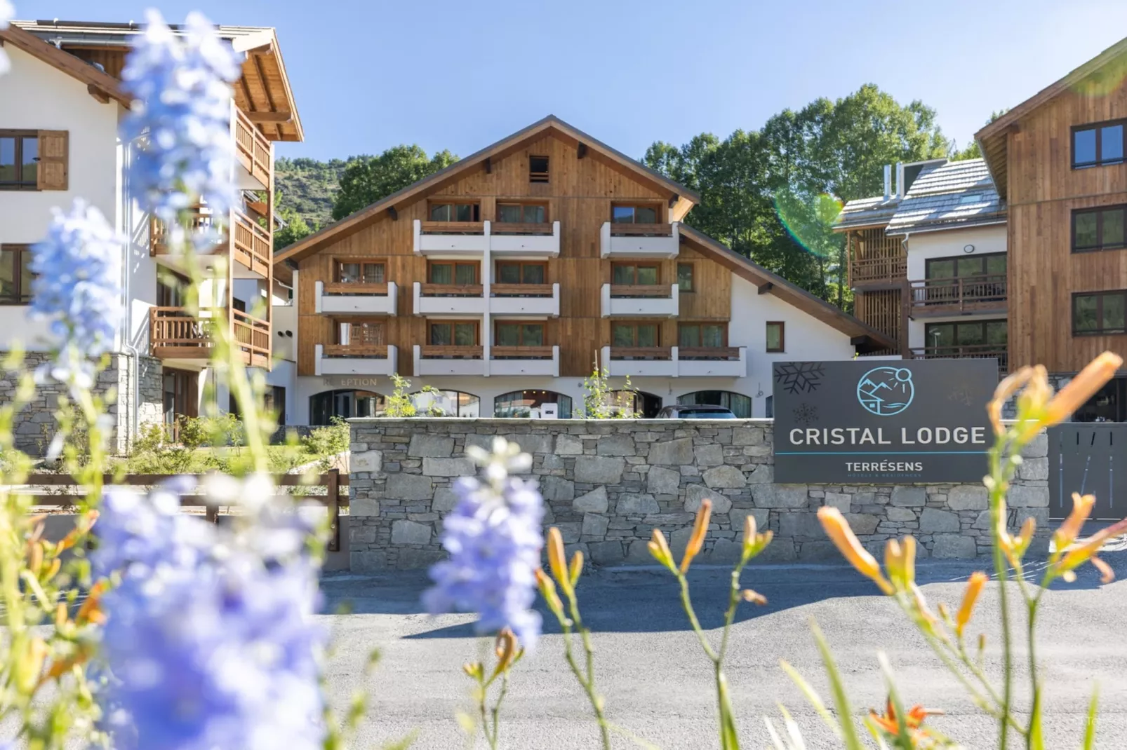 Le Cristal Lodge-RD2S - Exterior in summer