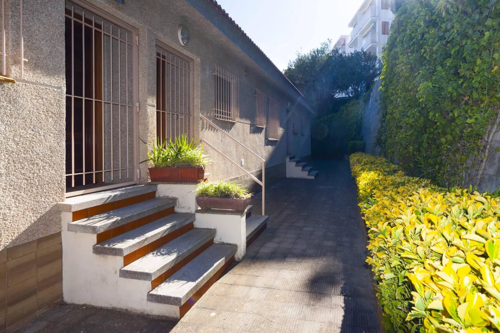 1233 VILA NEUS con piscina - Exterior in summer