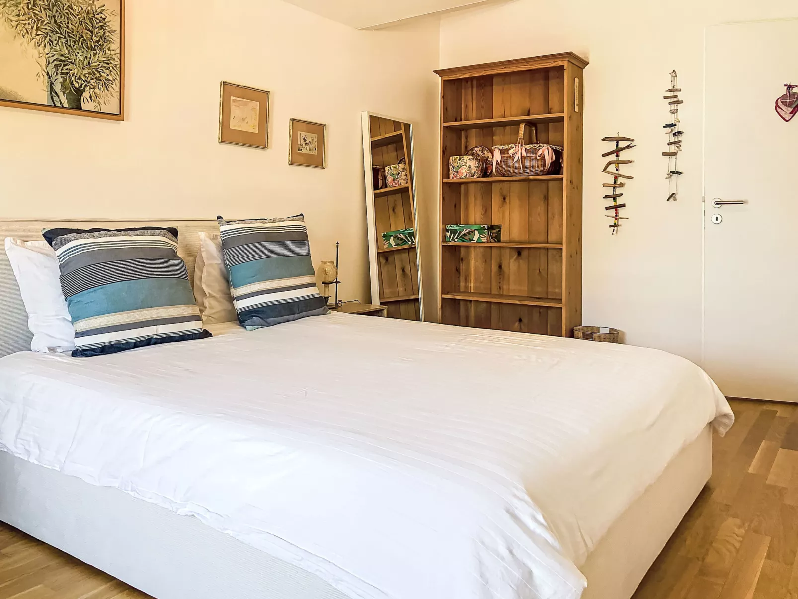 Les Perles du Lac - Inside