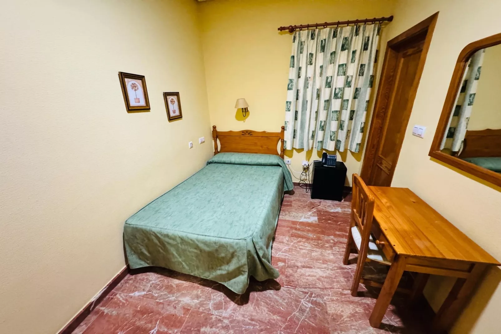 Single Room - Schlafzimmer