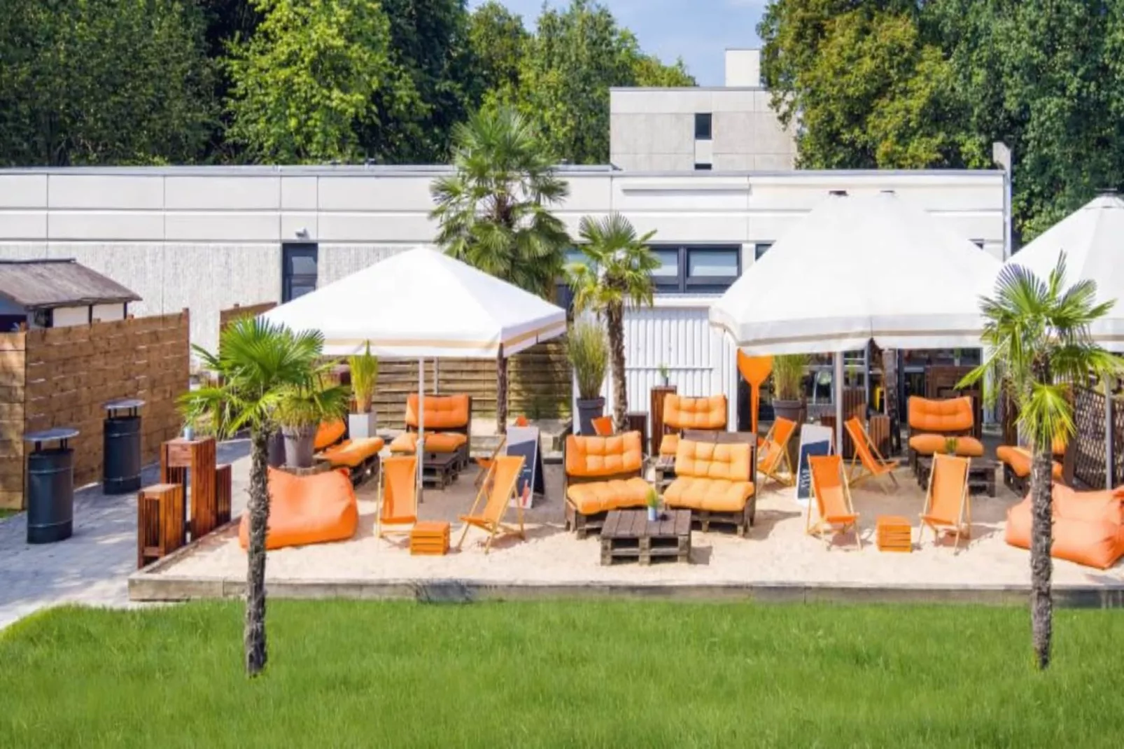 Mercure Hotel - Standard King Room - Exterior in summer