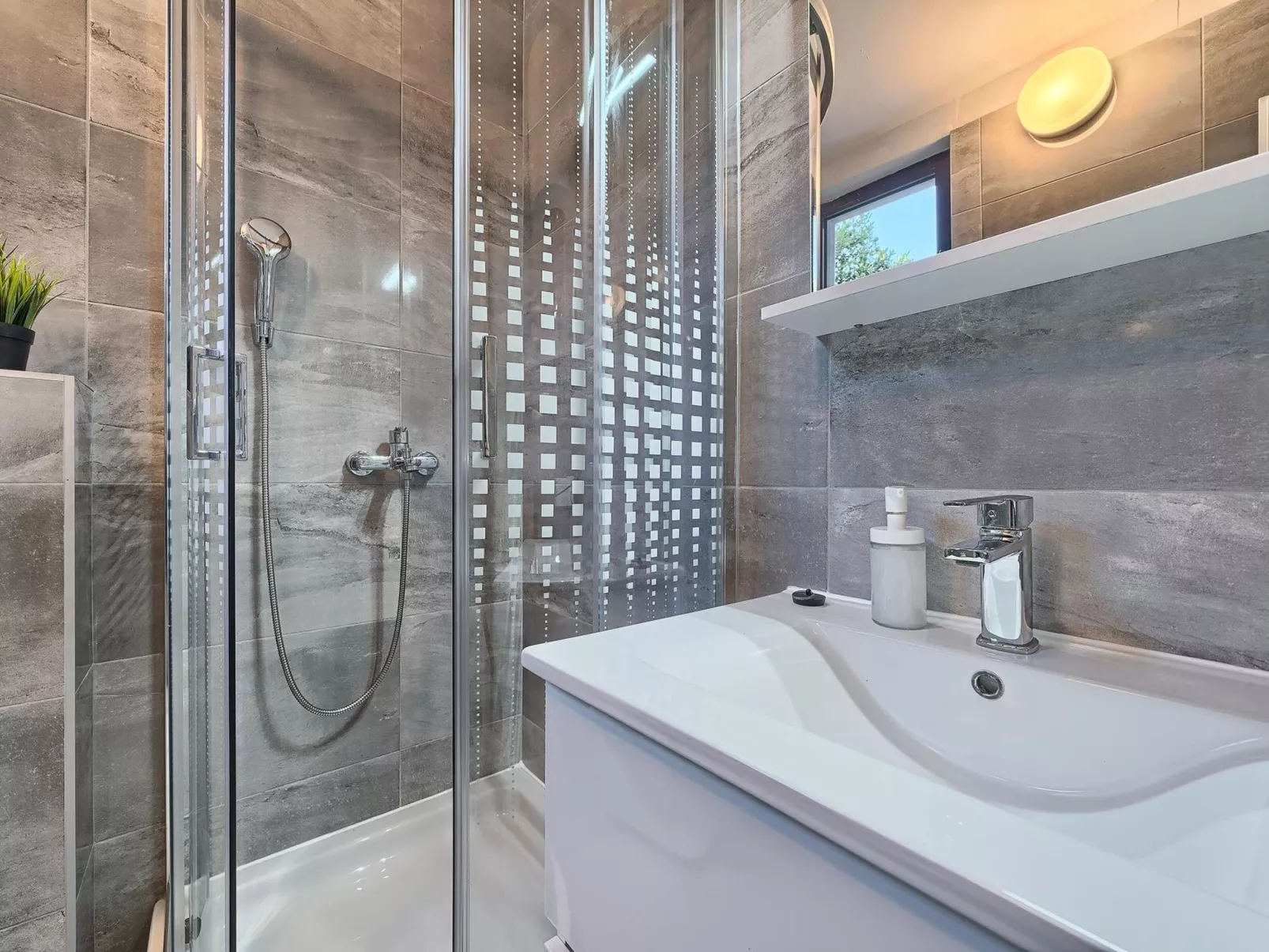 Wohnung in Okrug Gornji mit Terrasse, gemeinsamem Pool und Grill - Dedans