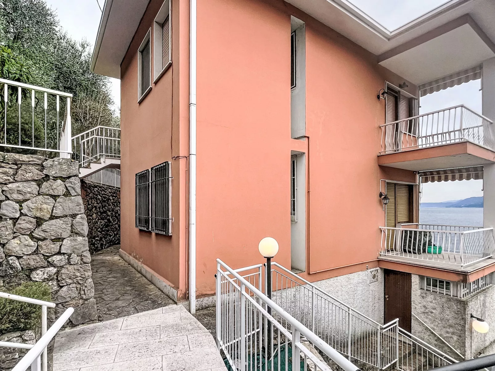 Sona's Lake Home - Draußen