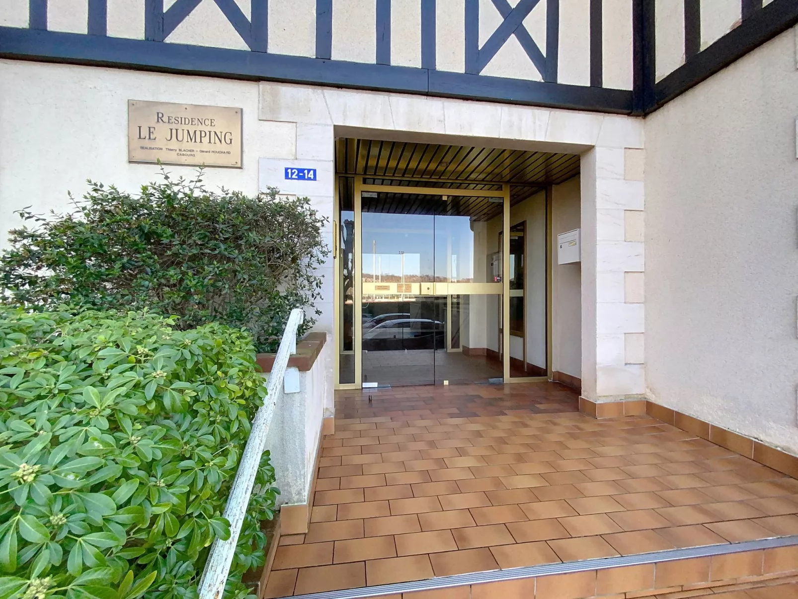 Le Jumping - Outside