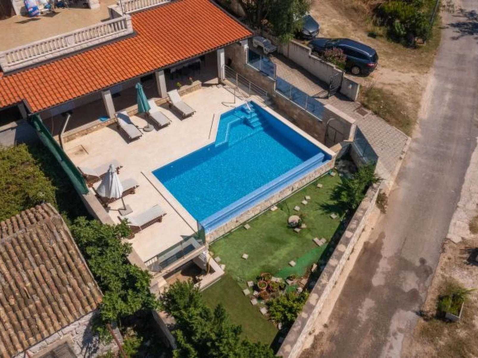 Beachfront Apartment house Hon with pool - Dedans