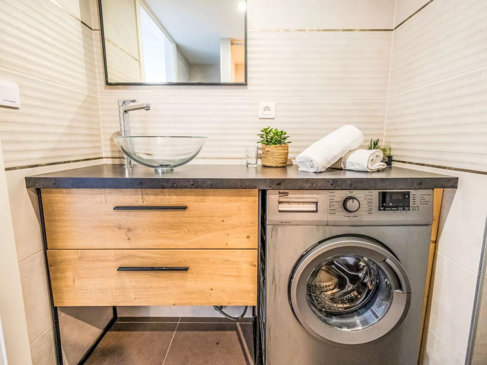 J6 174 L'Esquinade - Inside