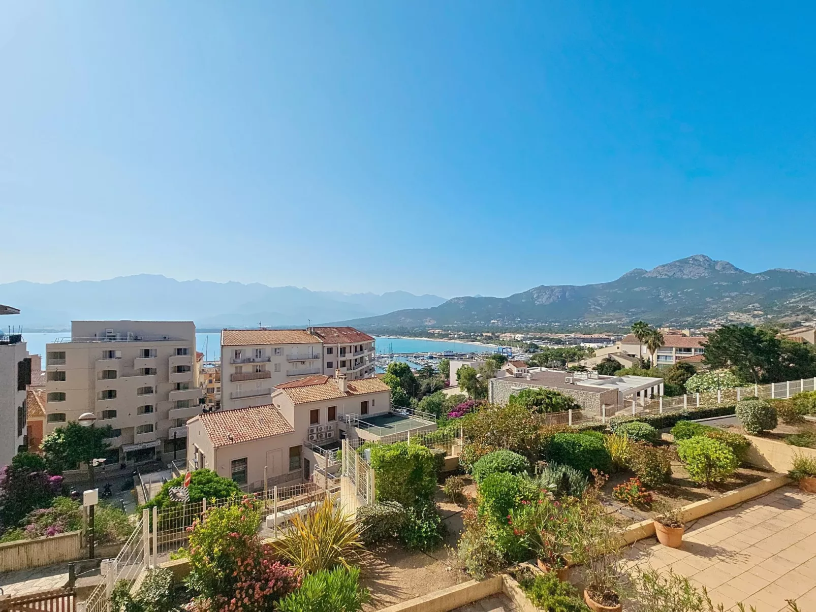 Ruhige Wohnung Panoramablick auf Meer und Berge - Draußen