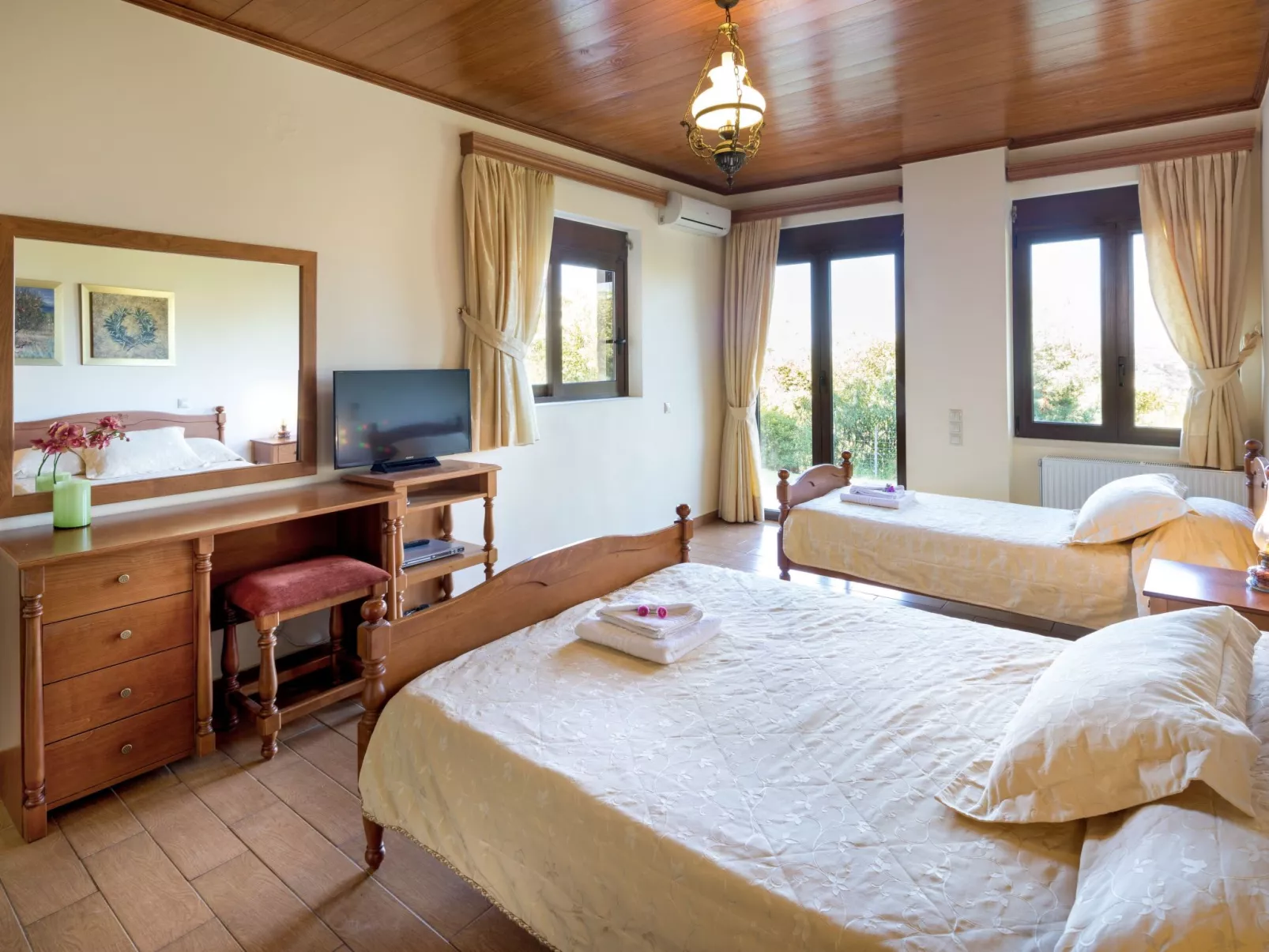 Familienvilla mit privatem Pool und Kinderbereich - Image-tags.info