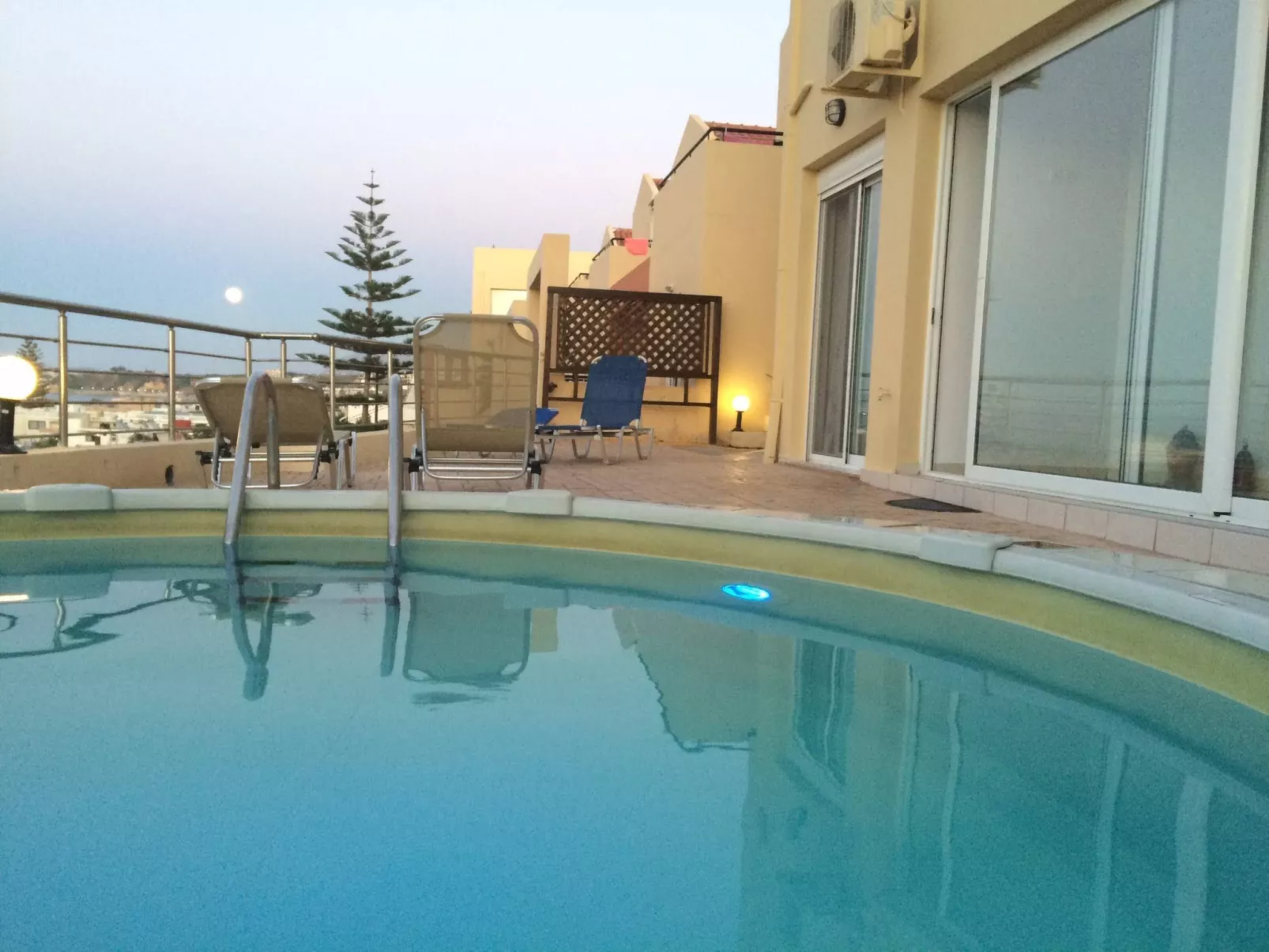 Sehr geräumiges Apartment mit eigenem Pool und Whirlpool - Draußen