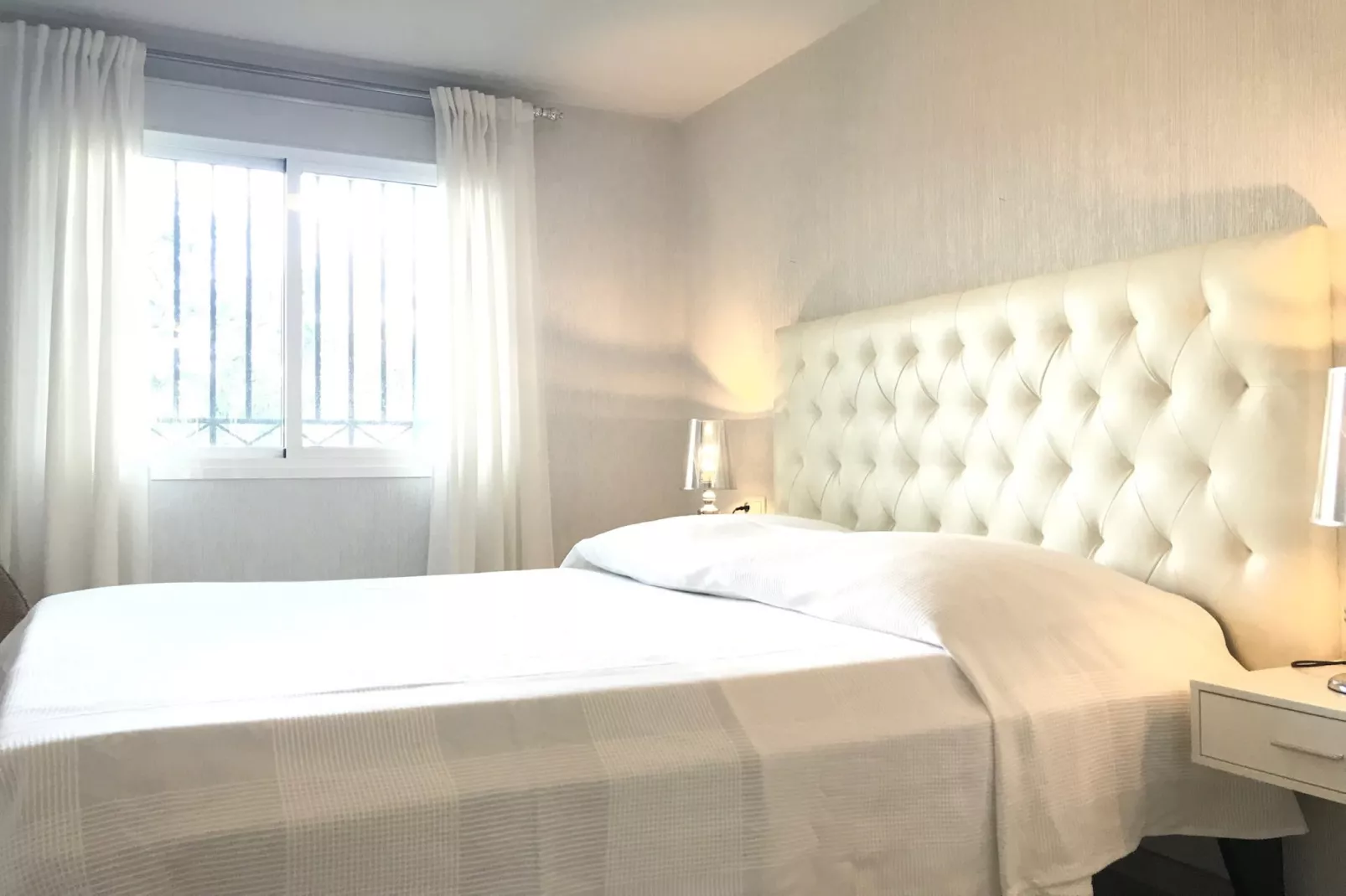 Beachside Family Apartment with Direct Pool Access - Bedroom