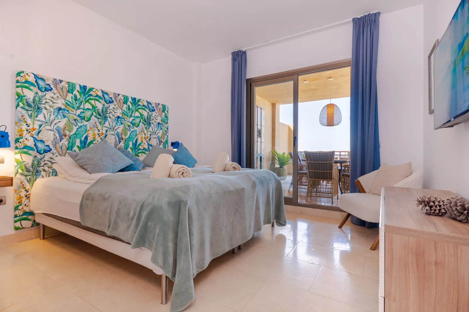 3-Bedroom Apartment with Sea & Mountain Views - Schlafzimmer