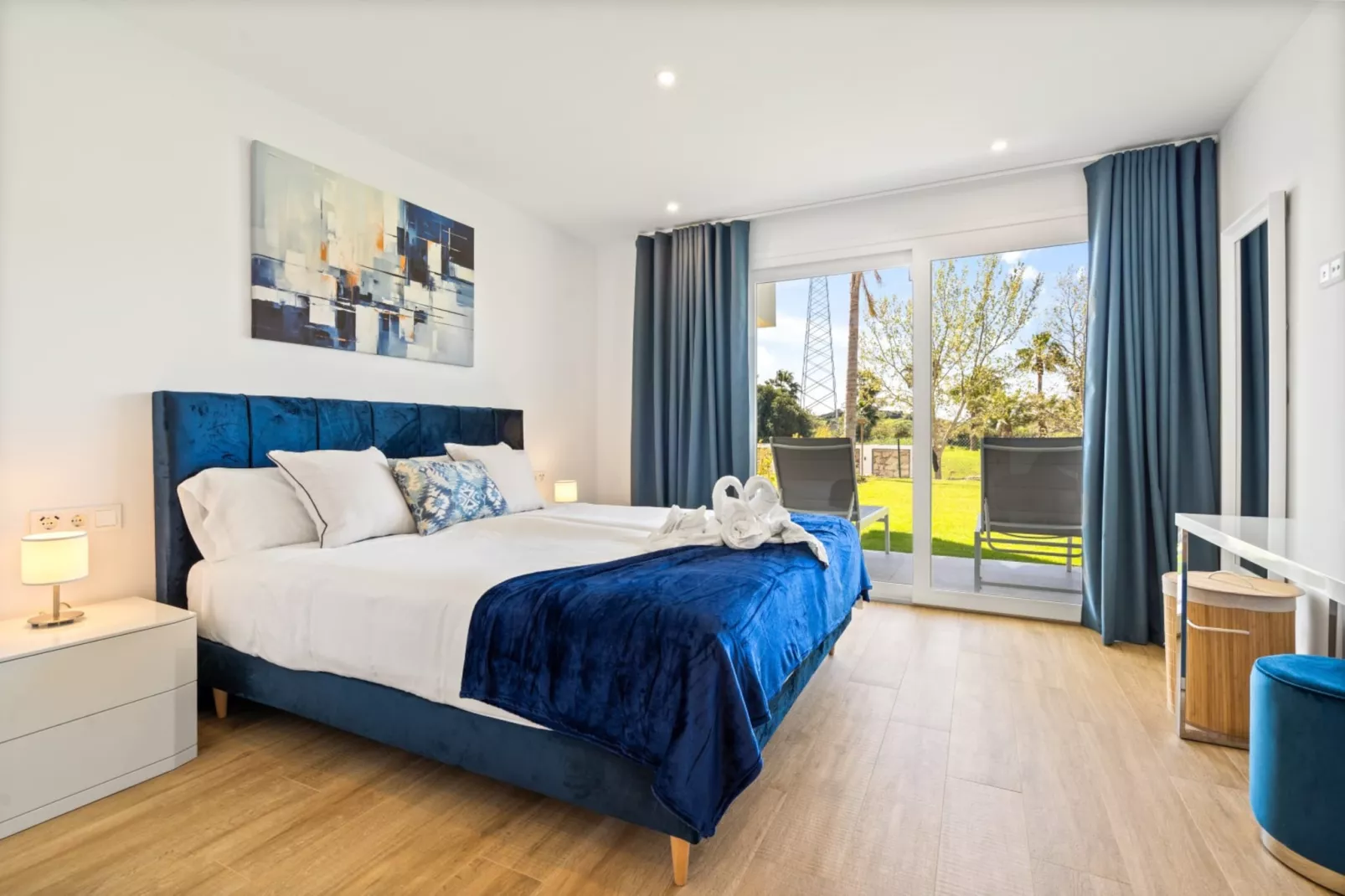 Chic 3-Bed Apartment ALCAZABA LAGOON (2107) - Chambre