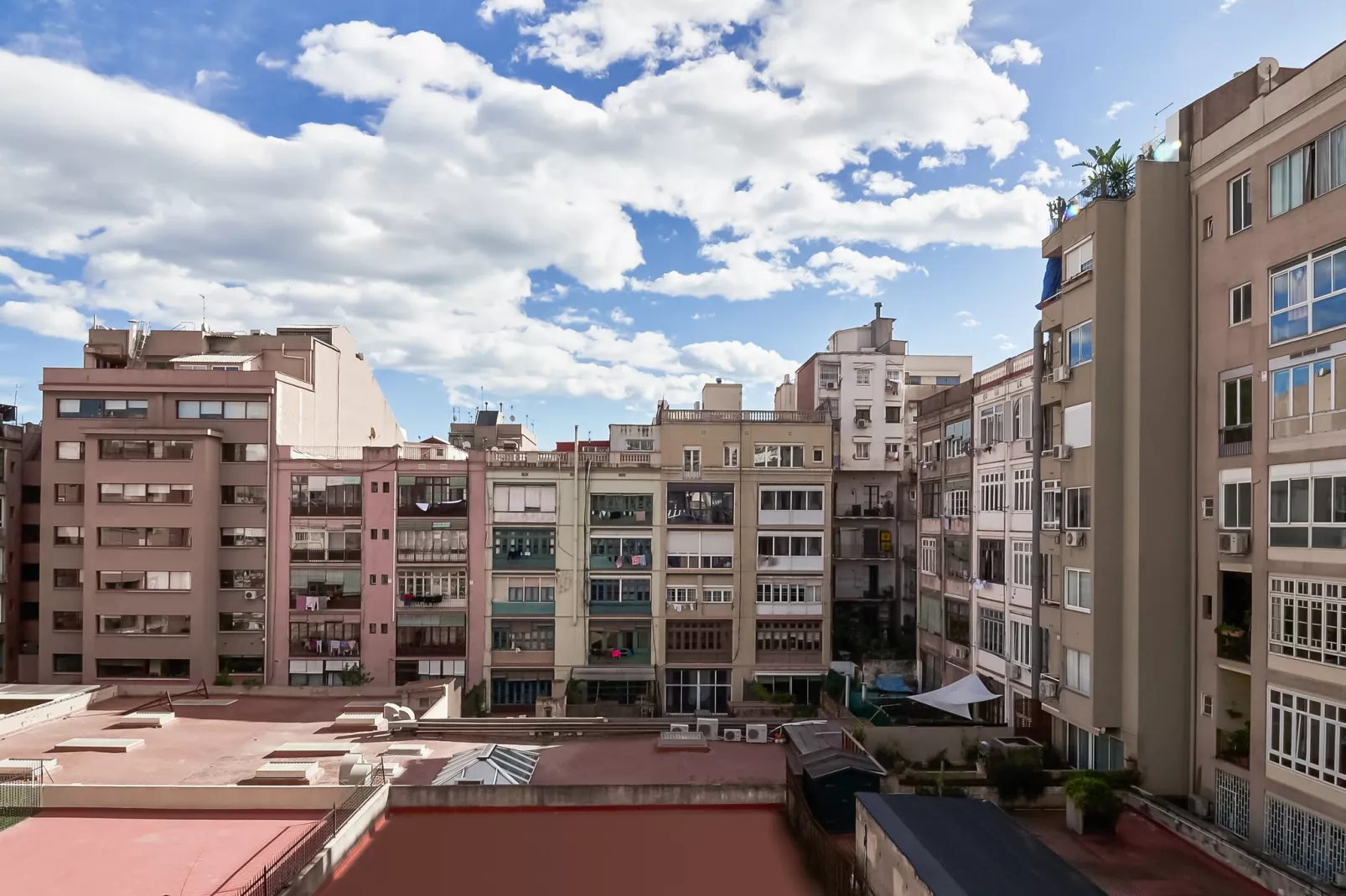 Rambla Paris Apartment - View in summer