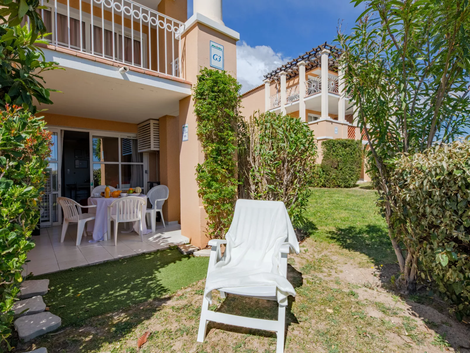 L'Esquinade (G3 033) - Outside