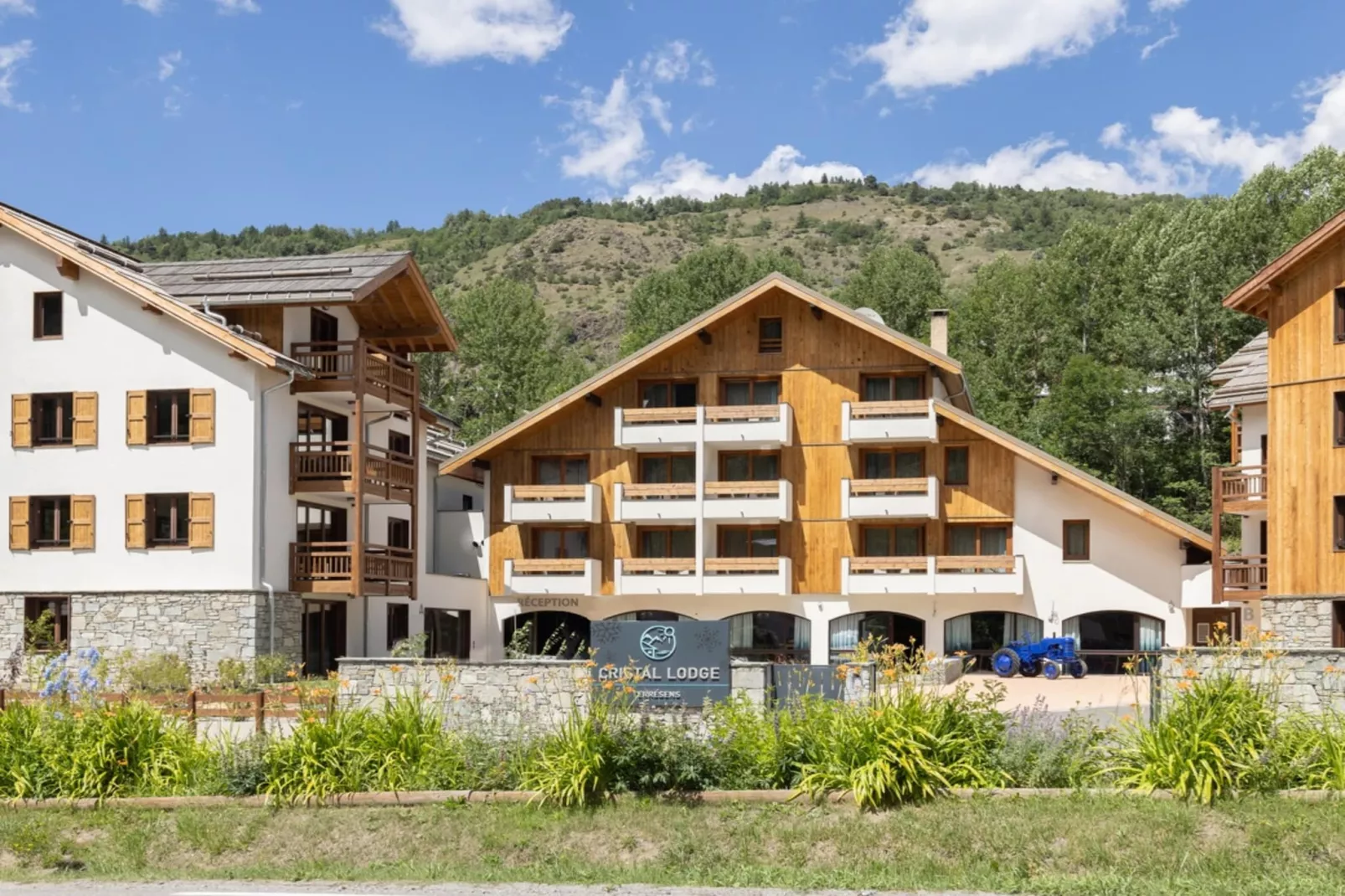Le Cristal Lodge-RD2S - Exterior in summer