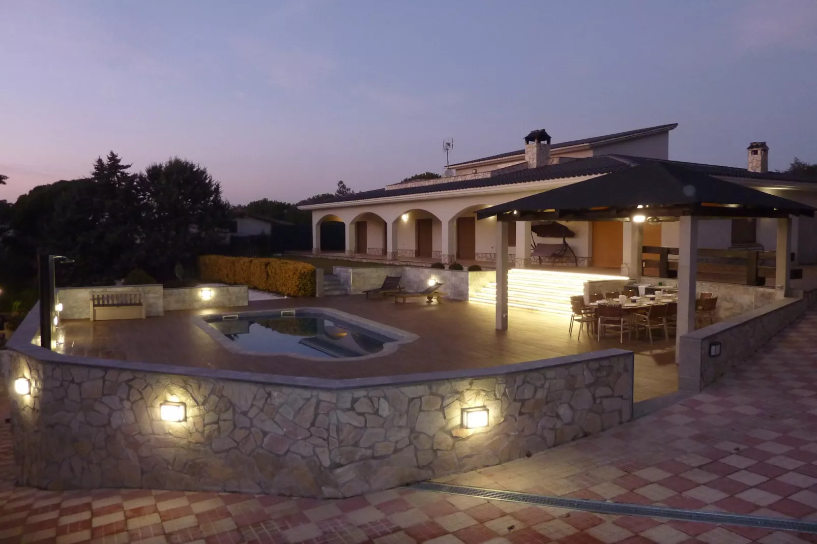 Vivalidays Villa Kiros - Exterior in summer