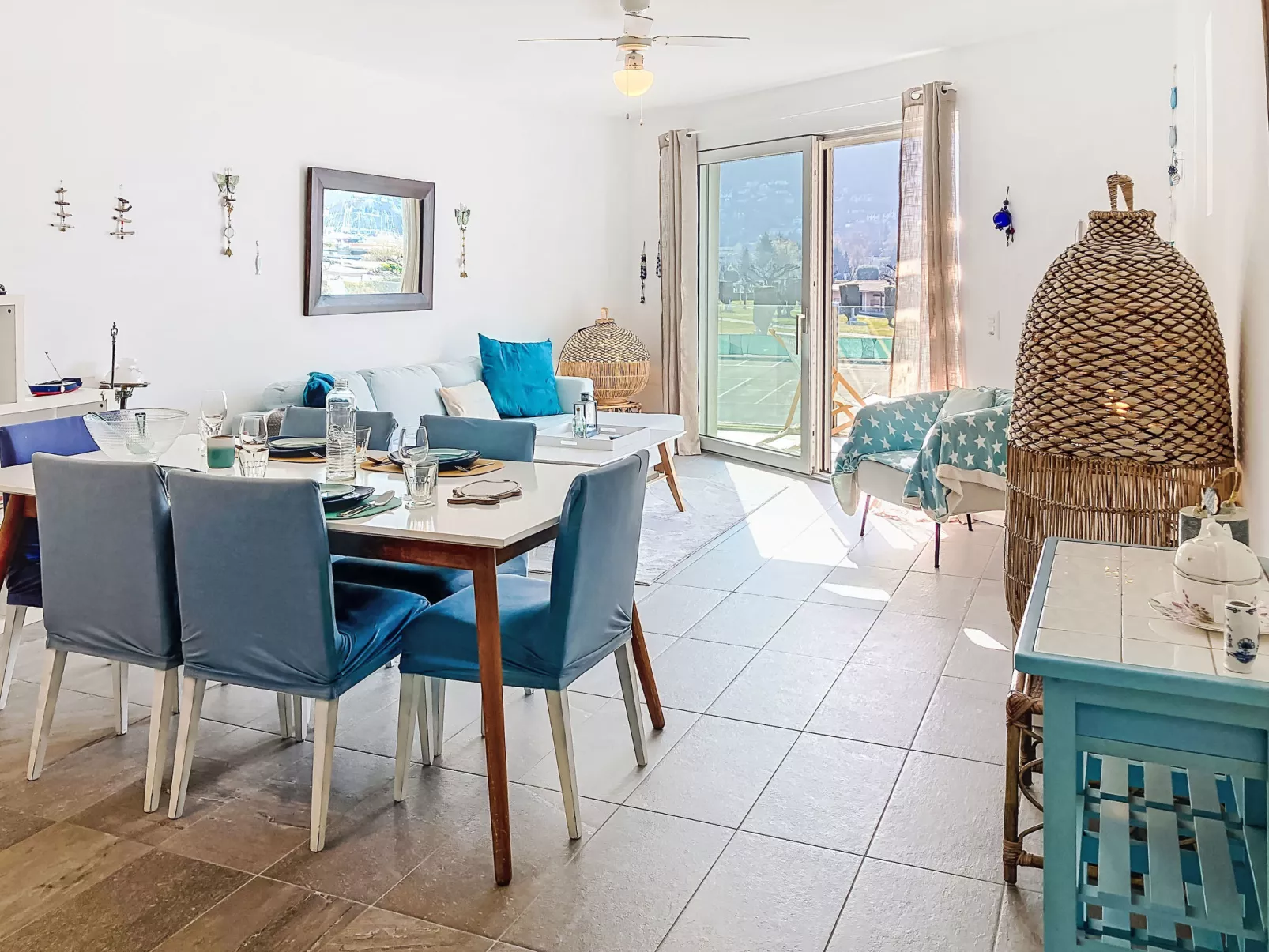 Les Perles du Lac - Inside