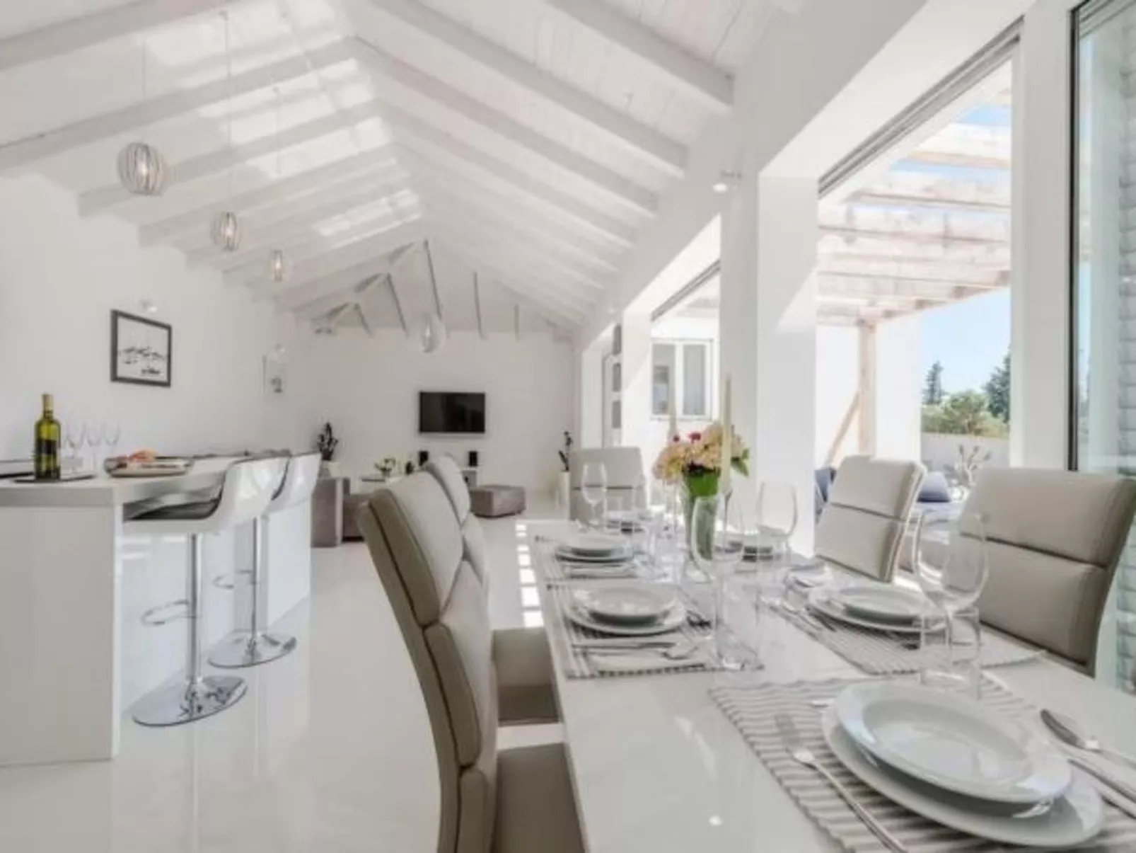 Luxurious villa Bright with pool - Image-tags.info