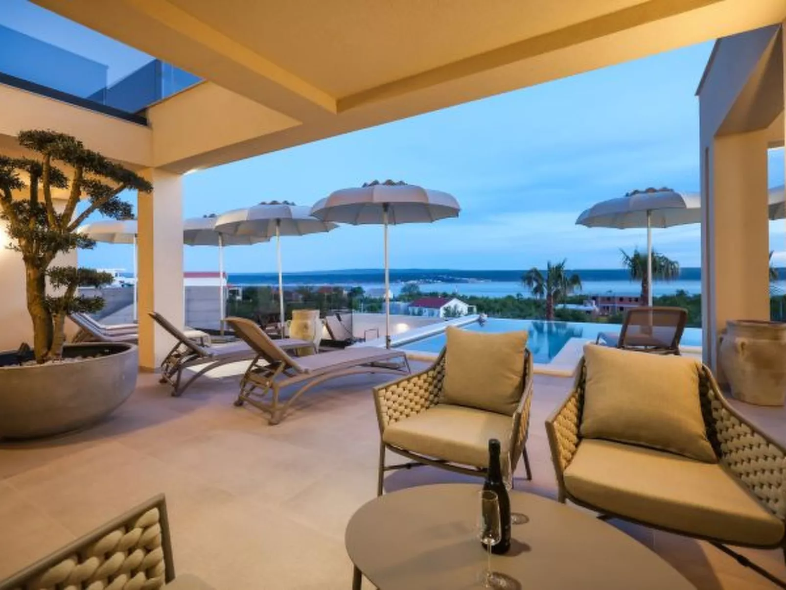 Villa Novue with pool - Image-tags.info