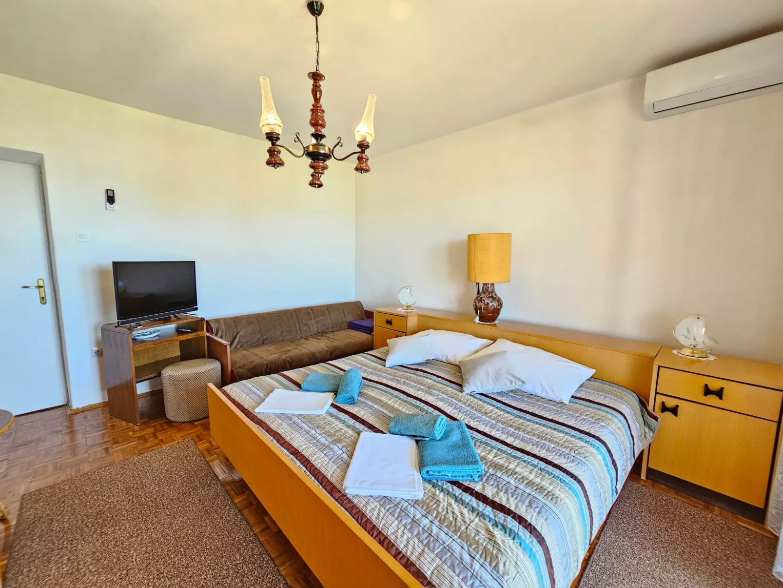 Zimmer für 2-3 Personen mit AC und eigenem Bad - Inside