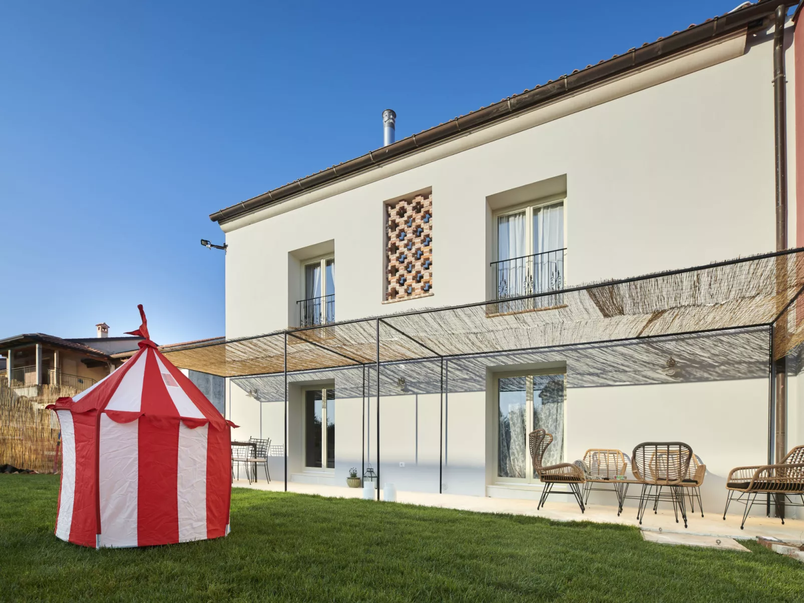 Mediterranea - Outside