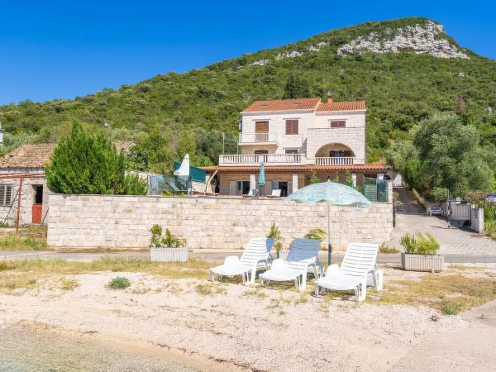 Beachfront Apartment house Hon with pool - Dehors