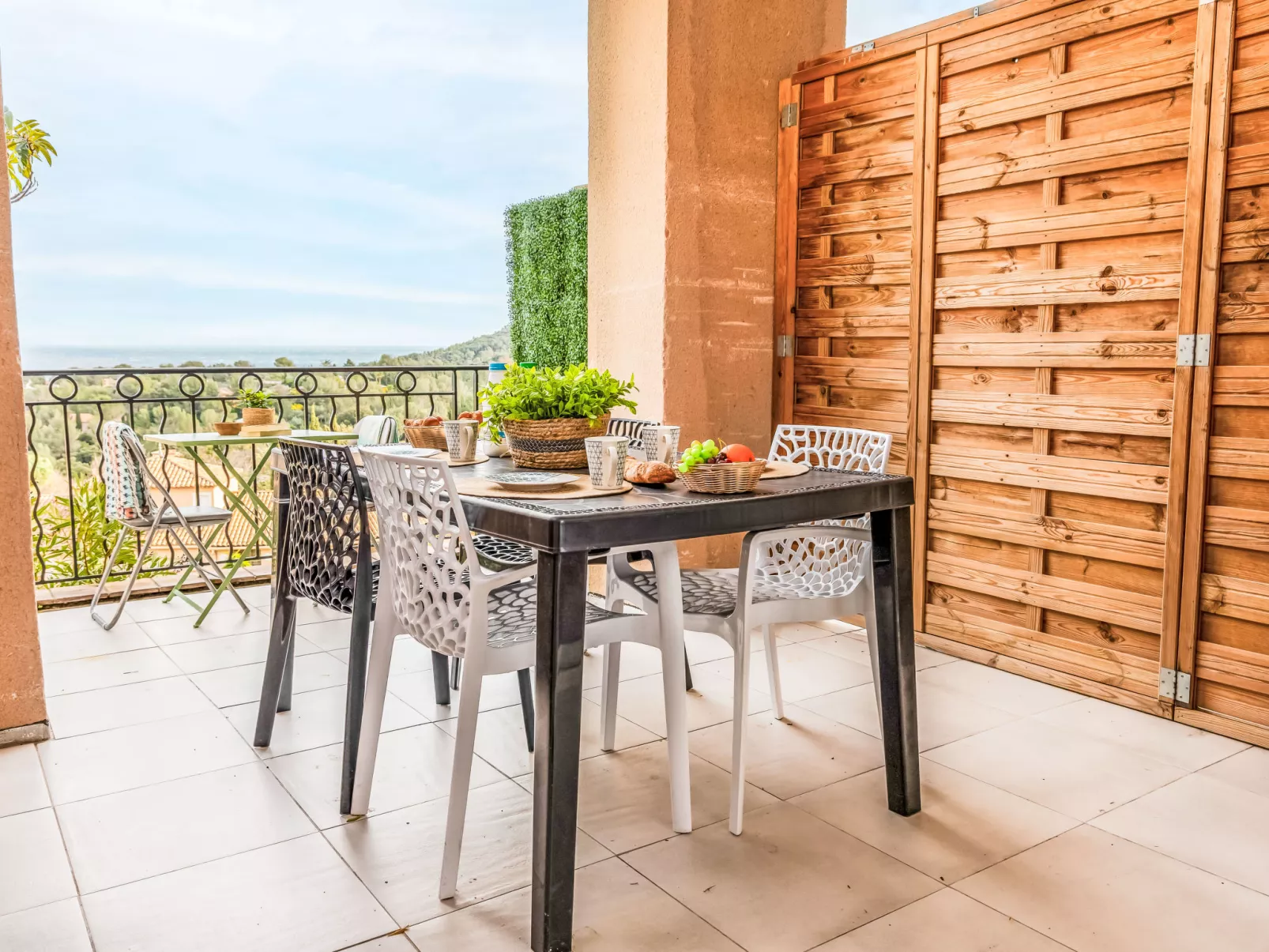 J6 174 L'Esquinade - Outside