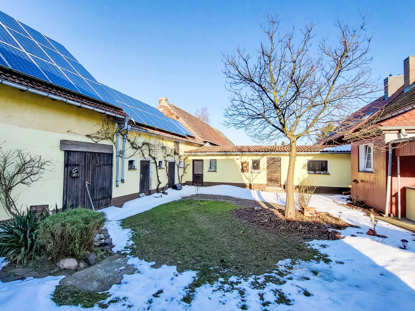 Mit großem eingezäunten Garten - Draußen