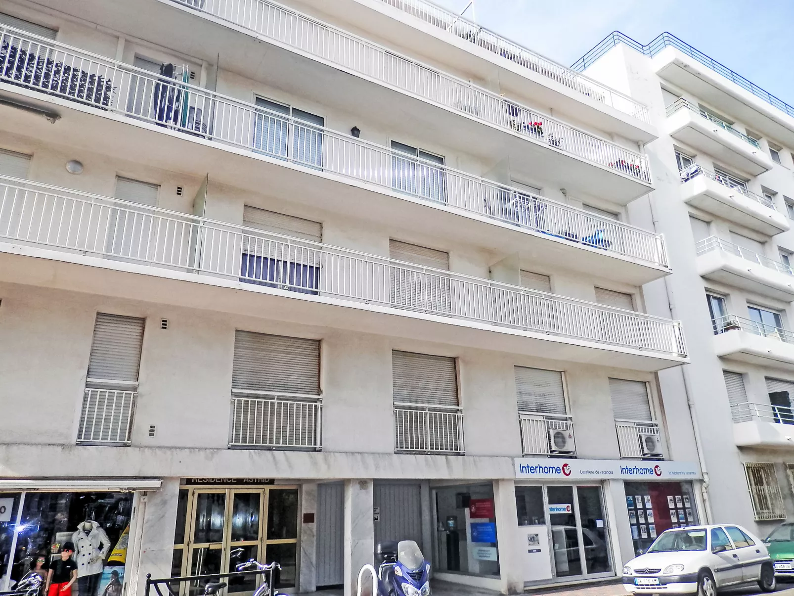 Reine Astrid - Outside