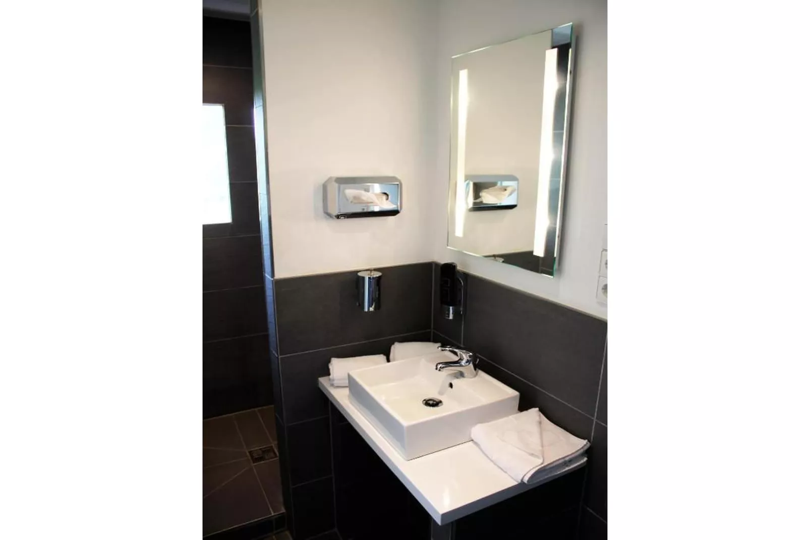 Family Suite / Standard Suit Room - Bathroom