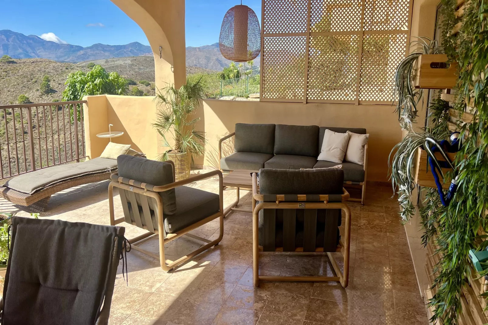 3-Bedroom Apartment with Sea & Mountain Views - Terrasse/Balkon