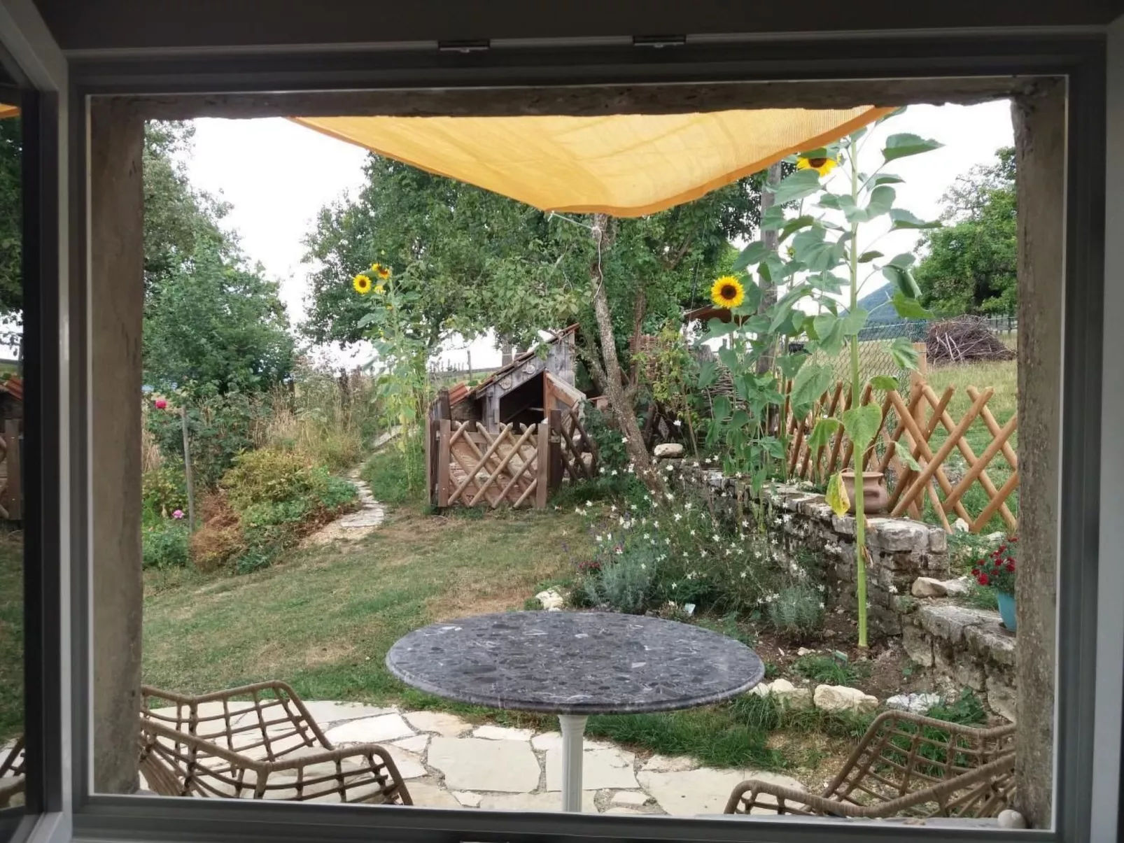 Hübsche 2-Zimmer-Wohnung in umgebauten Bauernhaus - Draußen