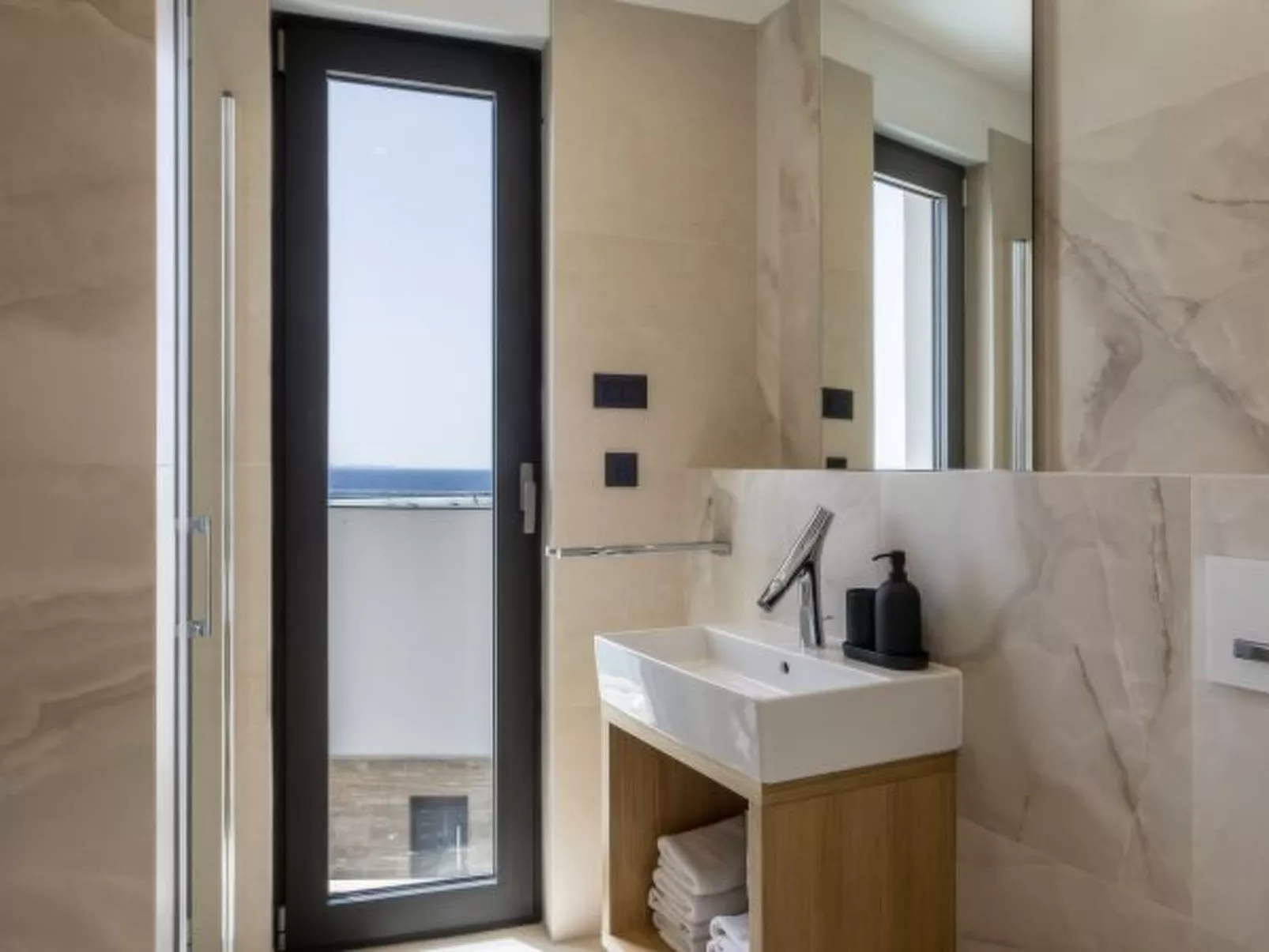 Beachfront villa Luce with seaview and pool - Dedans