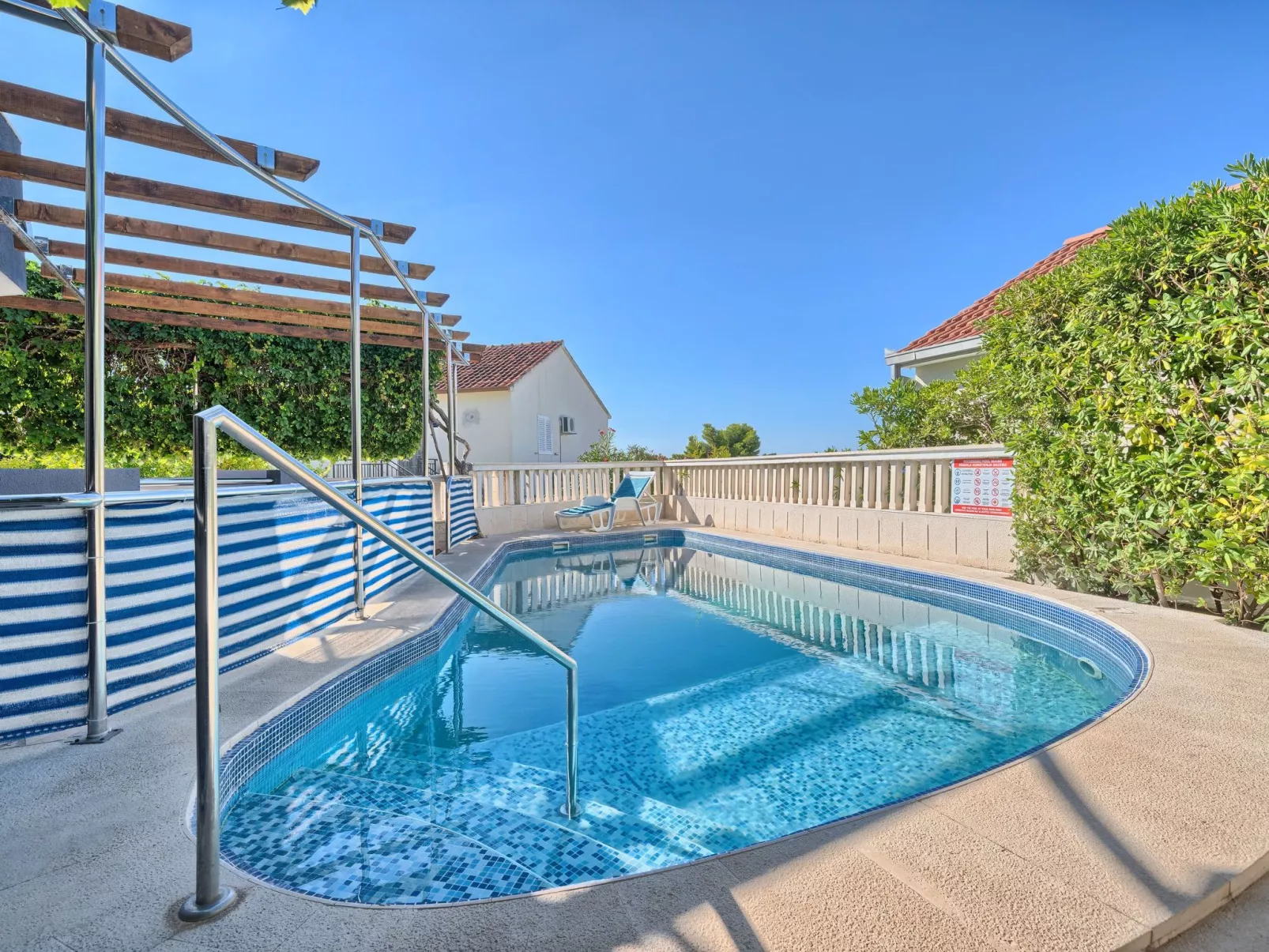 Wohnung in Okrug Gornji mit Terrasse, gemeinsamem Pool und Grill - Dehors