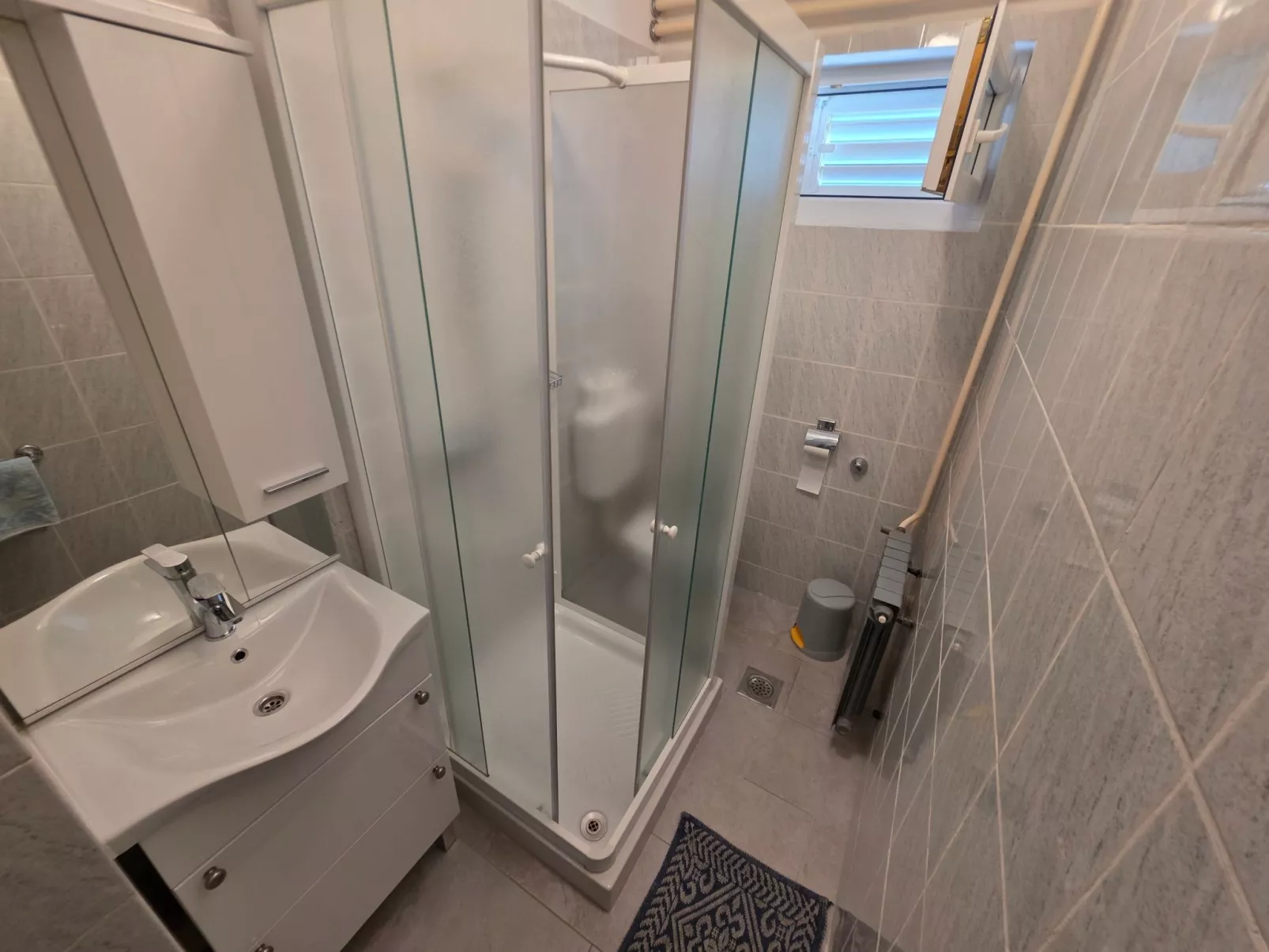 Zimmer für 2-3 Personen mit AC und eigenem Bad - Inside