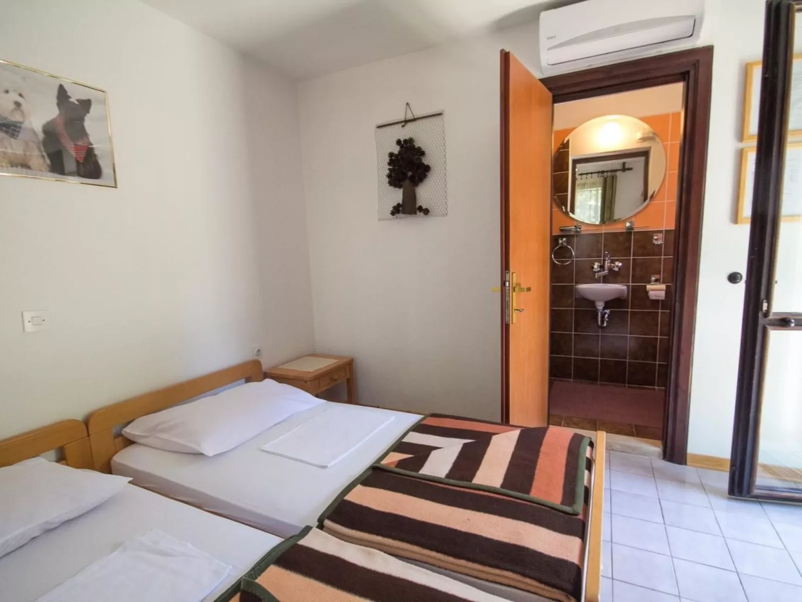 Zimmer "Joze" mit Terrasse - Drinnen