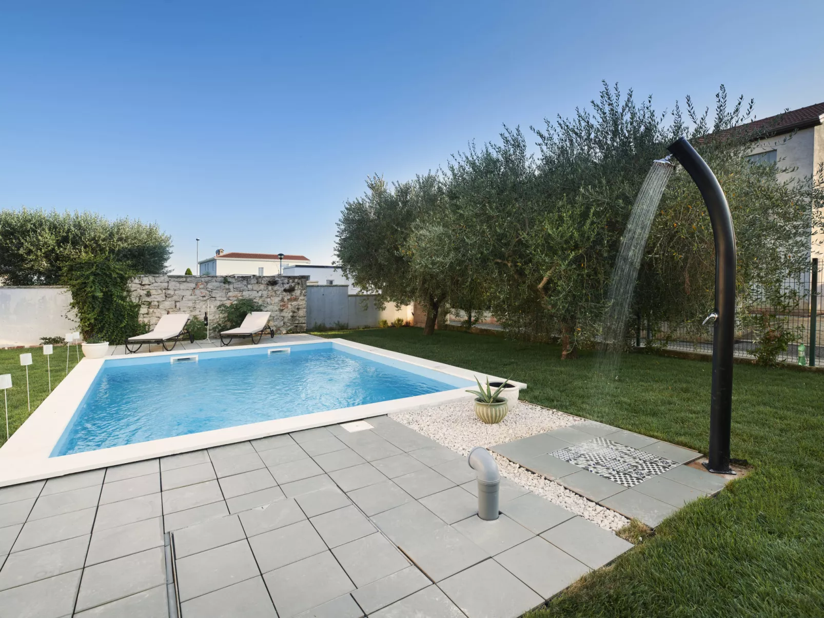 Mediterranea - Outside