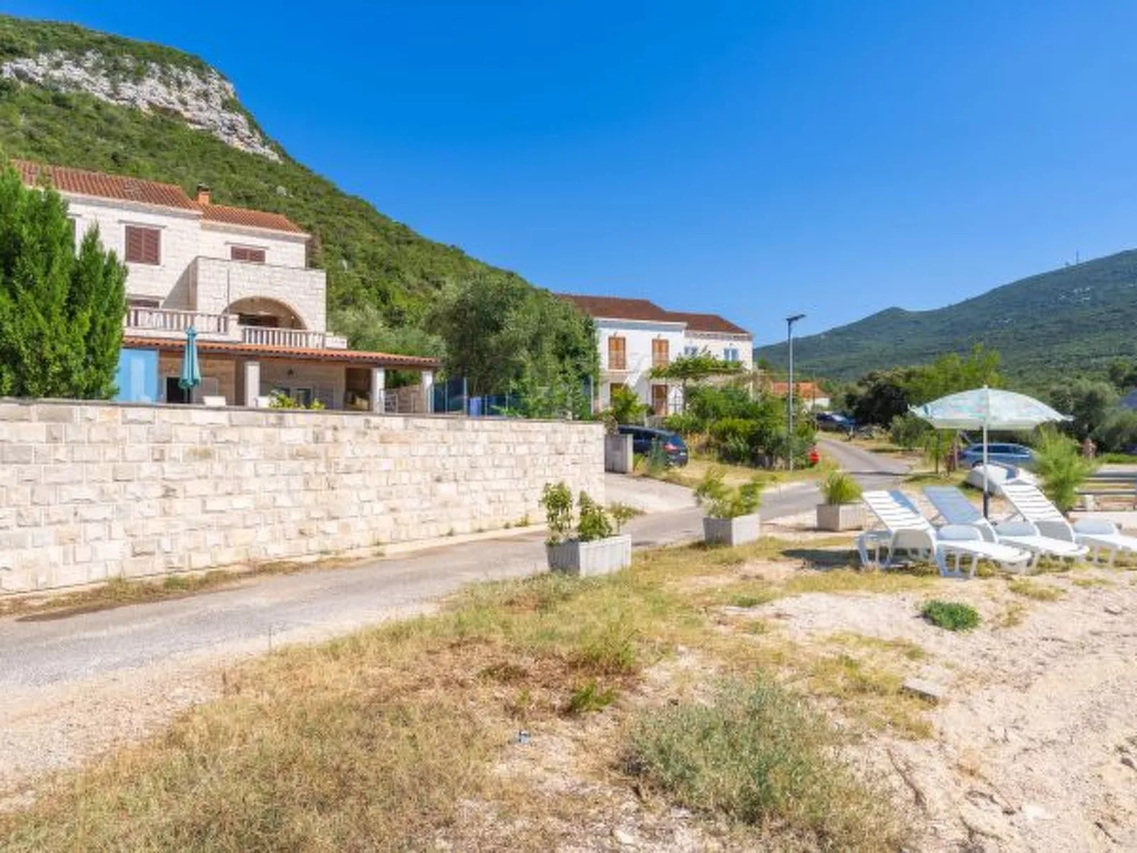 Beachfront Apartment house Hon with pool - Dehors