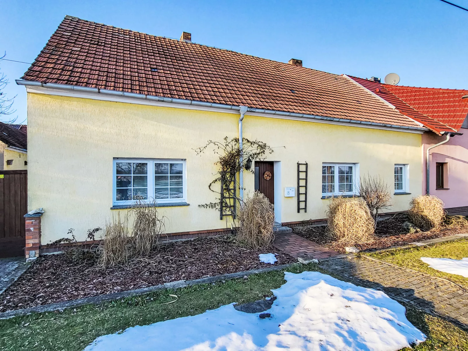 Mit großem eingezäunten Garten - Draußen