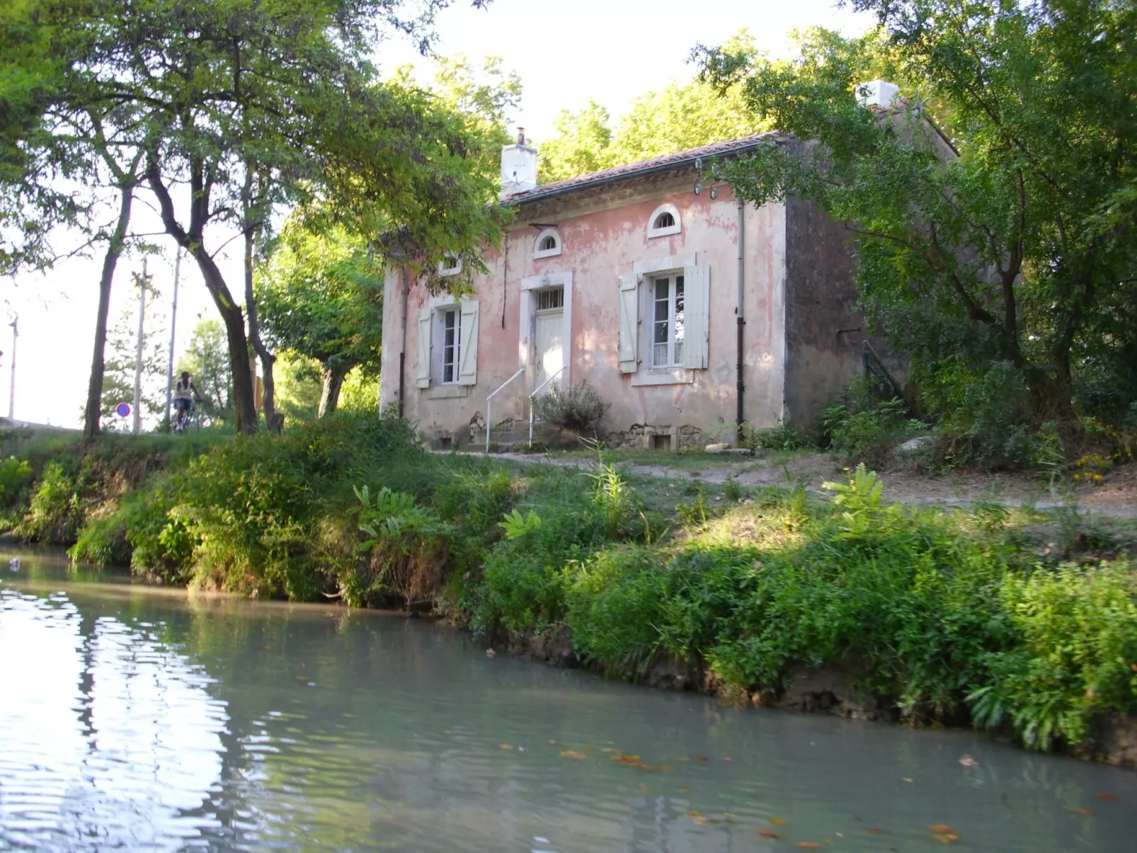 Maison Bleu - Outside