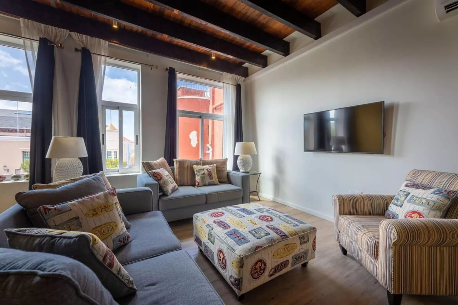 Plaza JoJo C - Living room