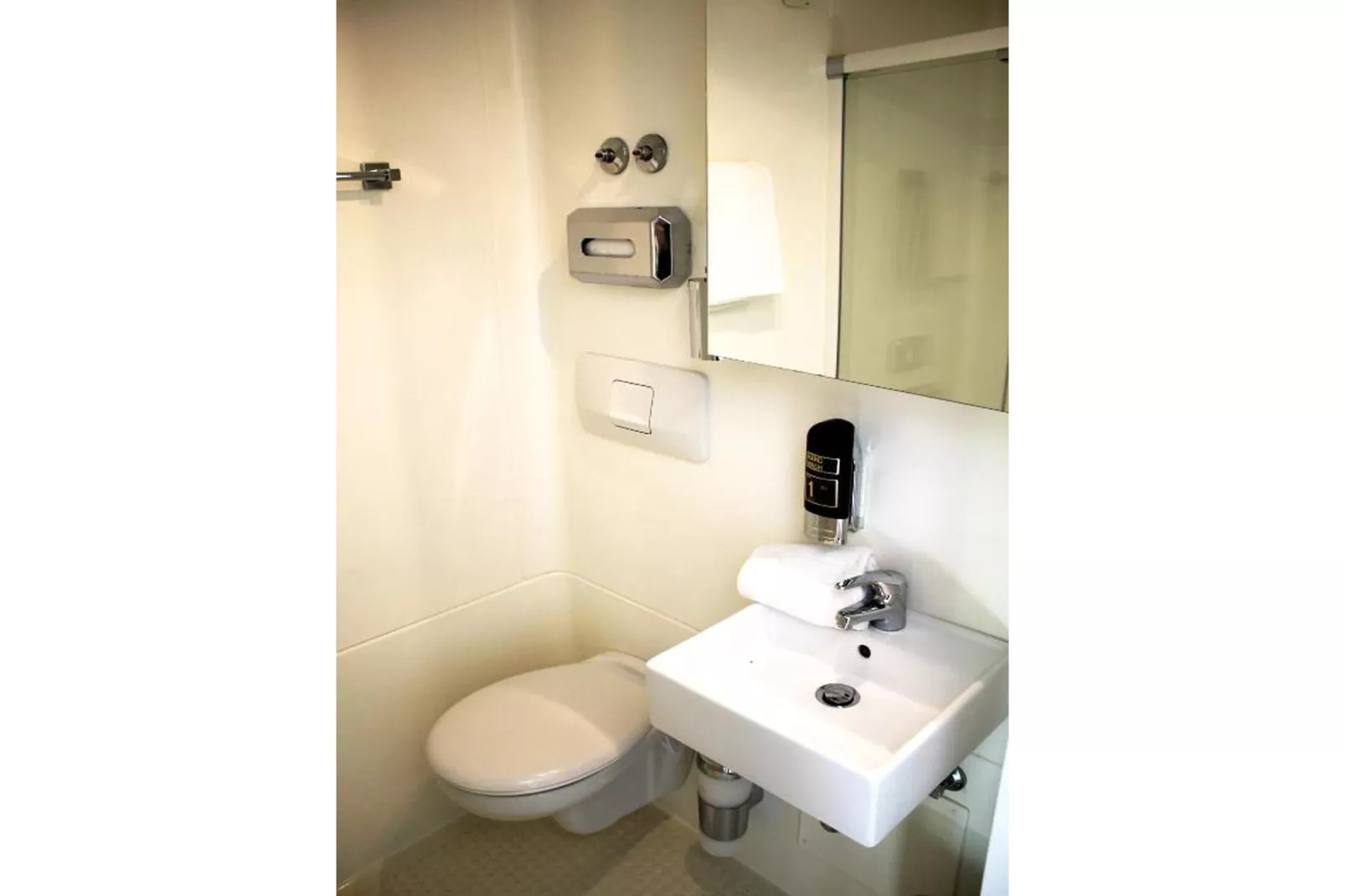 Twin Room - Bathroom