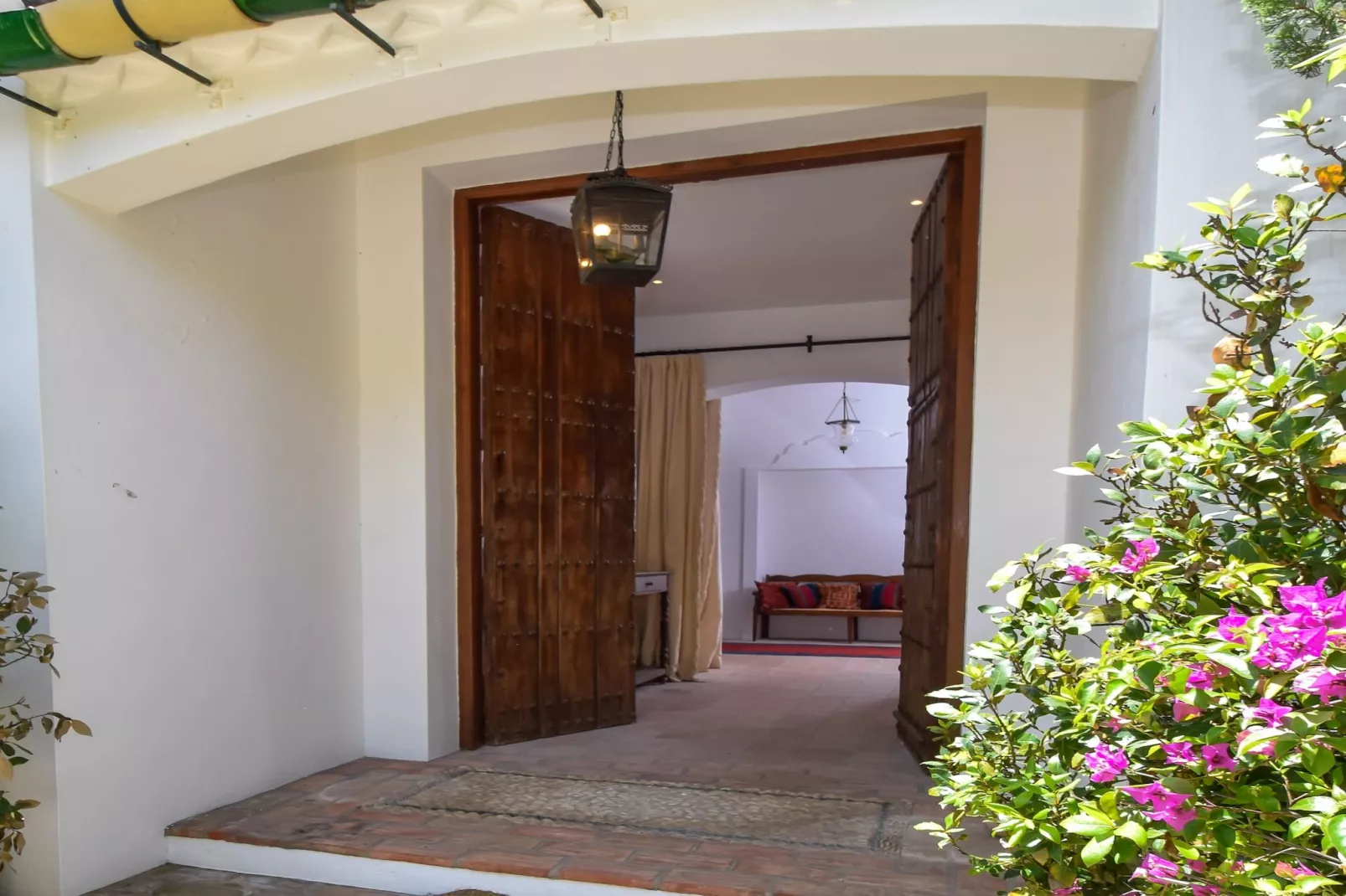 A Real Oasis in  Colonial style - Hall & reception